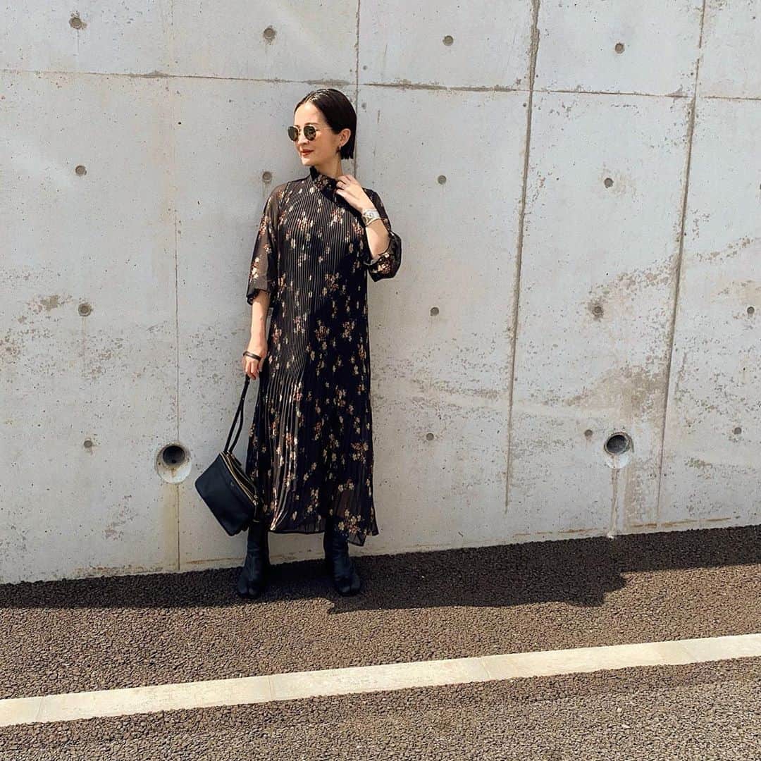のインスタグラム：「涼しくなってきたから秋物着たよ🍂 @fifth_store  冬はこの上からアウター着るだけでも可愛いな！ . . #fifth#fifthtl#フィフス#トレンド#ワンピース#秋コーデ #低身長コーデ #花柄プリーツシフォンワンピース #50パーOFFクーポン出てましたよ！」