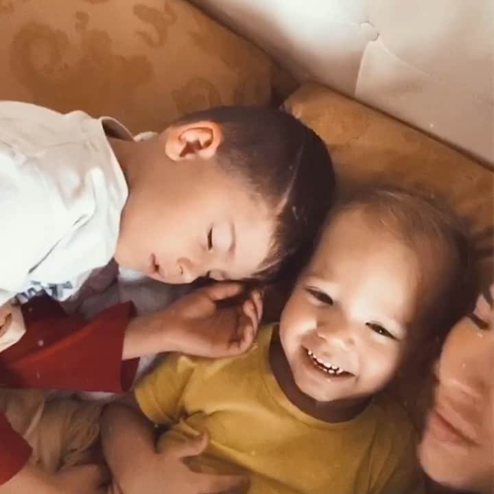 のインスタグラム：「Привет : 7:00 🕖   Не самое мое любимое время... но с первыми лучами солнца в меня внедряется поток мыслей !   Вы сами знаете , его не остановить .... рука автоматически тянется за телефоном , открываю заметки и начинаю писать ...писать себе на память ... с вами тоже поделюсь )   Крайне редко  разрешаю своим детям спать со мной , но такие дни обязательно случаются ) И это самые прекрасные ночи !   Абсолютно уверена что связь между нами укрепляется ещё сильней ! Для меня это возможность наполнить детей своей силой и энергией ♥️   Гордея перекладываю к себе только под утро , слишком маленький , крутится как хвостик во сне )   Так вот , открывая глаза я прислушиваюсь как мои дети сопят ... обнимаю , целую их... разглядываю эти самые сладкие ножки на свете , пальчики на руках ... их запах ... мое сердце обливается кровью от любви к ним ... сразу вспоминаю маму ... ее руки , голос ....   В детстве мне очень было тяжело вставать по утрам ... я плакала почти каждый день. Тренировки , учеба , уроки меня выматывали полностью .   Каждое утро мама меня садила на колени , я ее обнимала как крабик и она начинала меня качать ...что то тихо напевала ... мои слёзы текли по ее рукам , она говорила , что я обязательно все выдержу , что я самая сильная , самая красивая девочка на этой планете , что я обязательно стану чемпионкой и наступит тот день когда я буду просыпаться от счастья и гордиться собой с благодарностью в душе !   Тогда мне казалась это невозможным , хотелось что бы все побыстрей уже закончилось и мне стукнуло 20 лет ...   А сейчас , хотя бы на 5 минуточек ...хотя бы на 3 , вернуться туда , в то мгновение и сказать спасибо , крепко обнять, разреветься и крикнуть как сильно я тебя люблю мама ...  просто жутко скучаю по тебе ... ♥️🥀」