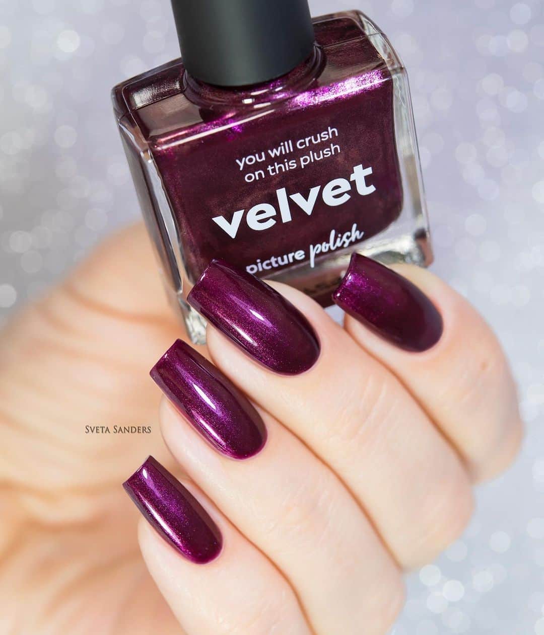 Sveta Sandersのインスタグラム：「Ещё одна новинка от @picturepolish - Velvet ❤️ Ложится плотно в два слоя, имеет глянцевый финиш. Эффектный, уютный, очень приятный во всех отношениях🥰」