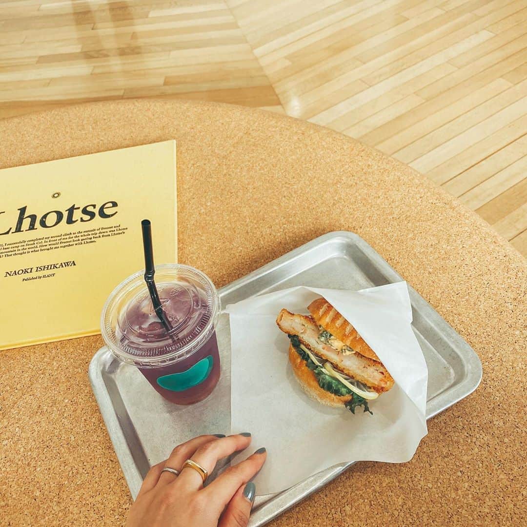 井村亜里香のインスタグラム：「東京都現代美術館の中にあるcafe 二階のサンドイッチ☕️ 魅力的なパンがたくさん並んでいてまよったけどえびバーガーをチョイス。 ・ #museum#sustainable#tokyomuseum  #kiyosumishirakawa#tokyocafe#cafe #東京都現代美術館#美術館#清澄白河 #東京カフェ#カフェ#カフェ巡り #清澄白河カフェ#二階のサンドイッチ」