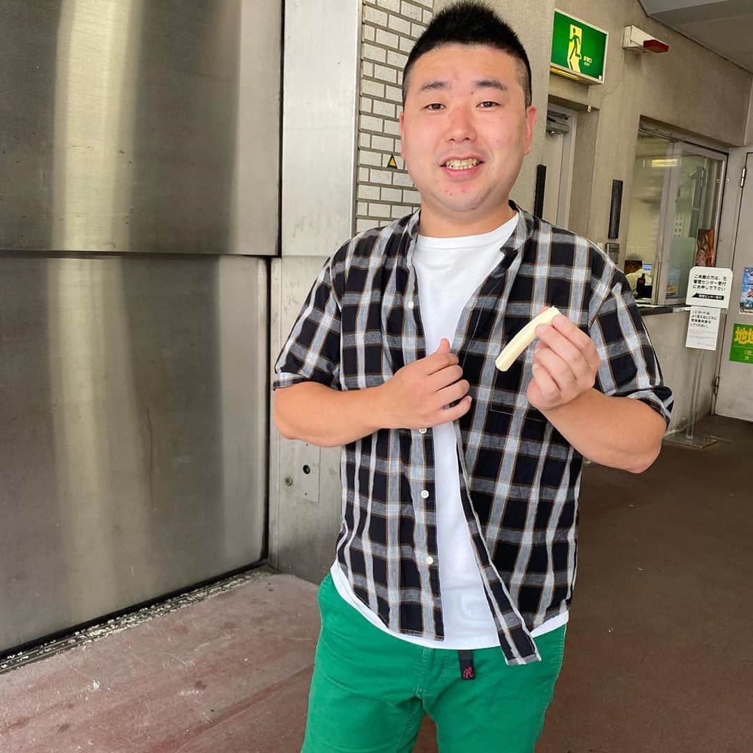 吉本新喜劇さんのインスタグラム写真 - (吉本新喜劇Instagram)「駐車場にて、さけるチーズ🧀を食べている啓之さんを発見👀！！！啓之さん、怪しすぎます！ #清水啓之 #さけるチーズをさいて #外で食べてる #すごい怪しい」9月24日 15時29分 - yoshimotoshinkigeki