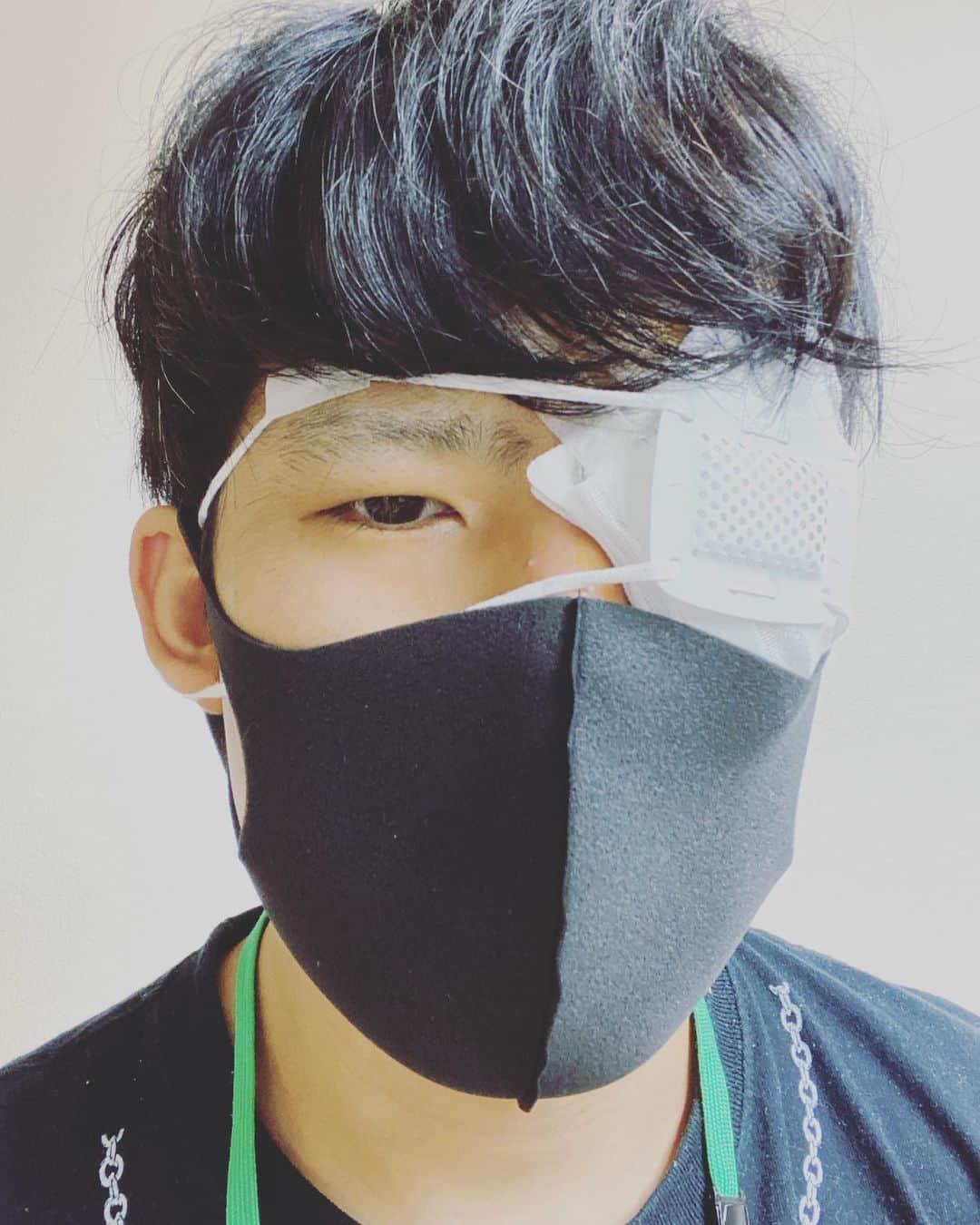 鈴木ゆゆうたのインスタグラム：「手術終わりました 明日眼帯とったら見えるようになってるらしいです、楽しみ」