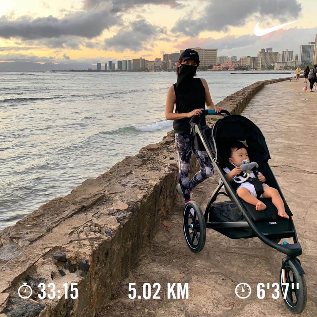 間瀬ゆきのインスタグラム：「久しぶりにバギーラン🏃‍♀ かなりのんびりペースだったけど 気持ちよかった❤  やっぱり運動しないと体がたるむ気がする💦  筋トレはしてるけど、有酸素も大事ね！  今日でロックダウンが終わるので 明日からはもうちょっと走れる頻度を増やしたいなぁ🤔  #run #running #ランニング #復帰ラン #産後復帰ラン #バギーラン #buggyrunning #runningstroller #thule #産後ダイエット #ダイエット #ハワイ子育て #ハワイ育児 #ハワイ出産 #ハワイ移住 #子連れハワイ #生後13ヶ月 #2019年8月生まれ #8月生まれ #男の子ママ #新米ママ #新米ママと繋がりたい #育児記録 #hawaii #ハワイ #ハワイ旅行 #hawaiilife #luckywelivehawaii #maseyukihawaii」