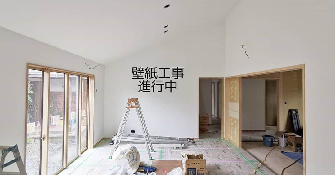 有限会社 稲葉製材住宅のインスタグラム：「壁紙張るだけで雰囲気がガラッと変わります🙈 明るくなりました✨  #内装工事 #クロス #LDK #自然素材 #工事進捗 #平屋の吹抜け #勾配天井 #平屋 #楽しい家 #工事の流れ #新築 #高性能住宅 #新築 #家 #家づくり #マイホーム #暮らしやすい家 #使いやすい家 #丁寧な家づくり #庭のある暮らし #家具と暮らす #暮らし #楽しい暮らし #ナチュラル #工務店 #注文住宅 #熊本 #玉名 #山鹿 #稲葉製材住宅 #イナバ  家族の未来、地球の未来を考えた家づくり 施工対応エリア 玉名、山鹿、荒尾、熊本市 県北メイン」