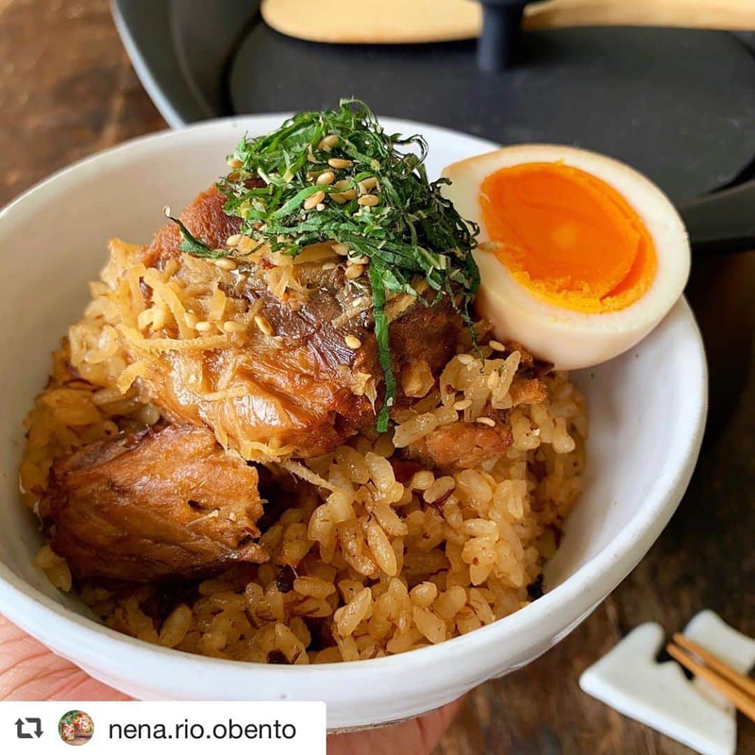 のインスタグラム：「【マカロニメイトTOPICS✍️】 食材や調味料の組み合わせ次第でさまざまなアレンジができる #炊き込みご飯 🍚 . 今回はマカロニメイトのみなさんが作る #炊き込みご飯フォト をご紹介いたします👩‍🍳 . ▶ サバ缶de炊き込みご飯： @nena.rio.obento さん ▶ はらこ飯： @mizuame7 さん ▶ 豚バラ肉とたっぷりネギの炊き込みご飯： @i_am_chiho724 さん ▶ ひじきの炊き込みご飯： @ai.ouchigohan さん ▶ 焼き鮭とみその炊きこみごはん： @demikitchen さん ▶ 舞茸と油揚げのぽん酢炊き込みご飯： @mita_tomo さん . 炊き込みご飯は一品でさまざまな食材が摂取できるところも魅力的☝️ぜひご家庭にある食材で炊き込みご飯を作ってみてくださいね😊 . ------------------------------------------------- マカロニメイト公式アカウントです。 #マカロニメイト を付けて写真を投稿すると、 macaroni記事やこのアカウントでご紹介させていただく場合がございます✨ おいしい写真をどんどん投稿し、編集部と共にmacaroniを盛り上げてくださいね🍳 ------------------------------------------------- ◆macaroni編集部の記事や動画制作に力を貸してくれる「マカロニメイト」を大募集中◆ 詳しくはプロフィールのURLをチェックしてね！ ------------------------------------------------- . #炊き込みごはん#サバ缶#さば缶#今日の献立#ふだんごはん#今日のランチ#今日の夕飯#てづくりごはん#お昼ご飯#おうちごはん#今日のごはん#手作りごはん#ご飯記録#料理記録#おゆうはん#簡単ごはん#料理日記#ごはん日記#今日の食卓#簡単おつまみ#お昼ごはん#料理好きな人と繋がりたい#暮らし記録#献立記録#手料理日記#집밥#요리스타그램」
