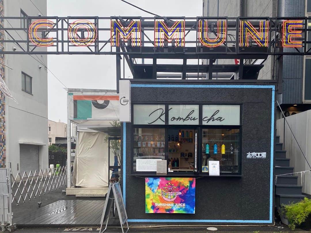 のインスタグラム：「enjoy the Sunshine at COMMUNE🌞青山のCOMMUNE @commune_omotesando にある大泉工場表参道 @oizumi_kojo_nishiazabu にてサンシャインジュース の取り扱いがスタートしています✌🏻質の高い野菜の中に含まれる水分だけをぎゅっと搾り出したエネルギーの高いリアルジュースをお楽しみください🙌合わせて美味しいKOMBUCHAや他各種のグローサリーも充実しているのでお立ち寄りください😊now you can find Sunshine at COMMUNE! Oizumi Kojo will serve our juice as well as their real deal KOMBUCHA and other organic grocery items. come swing by and enjoy the Sunshine🌞🌈🌿 #stayjuicy #sunshinejuice #COMMUNE #コールドプレスジュース」