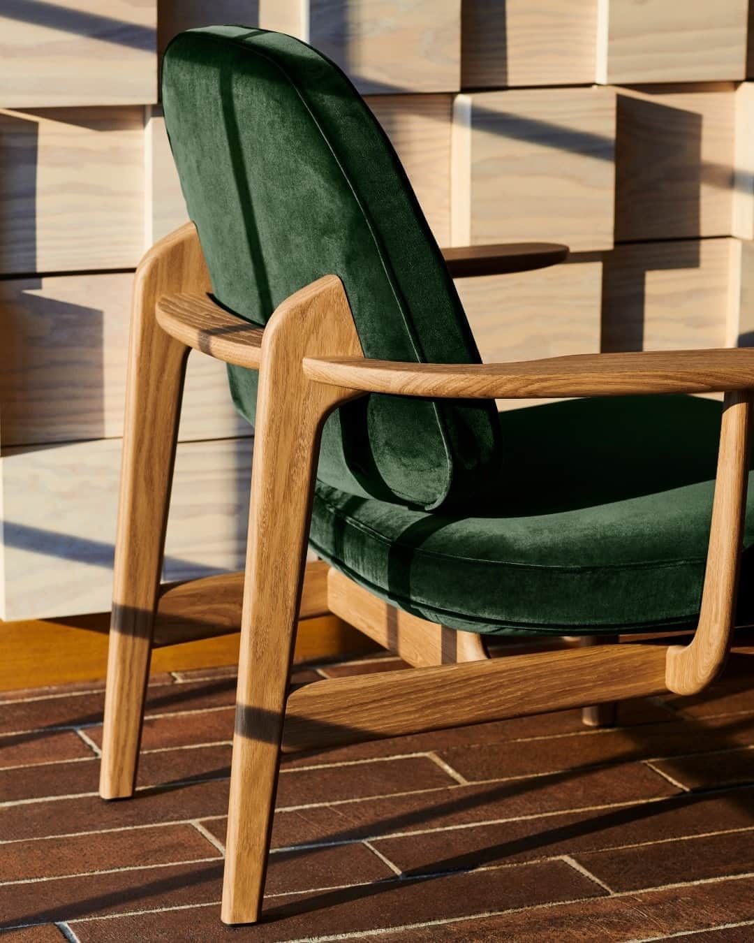 フリッツハンセンさんのインスタグラム写真 - (フリッツハンセンInstagram)「Green week continues with a Fred™ lounge chair by Jaime Hayon in emerald velvet. All wood is PFC certified, making the materials used as naturally beautiful and long lasting as Jaime Hayon's design.   Explore more via link in bio.  #fritzhansen #jaimehayon #fredchair #loungechair #chairs #designchair #velvetfabric #프리츠한센  #フリッツハンセン」9月24日 16時00分 - fritzhansen