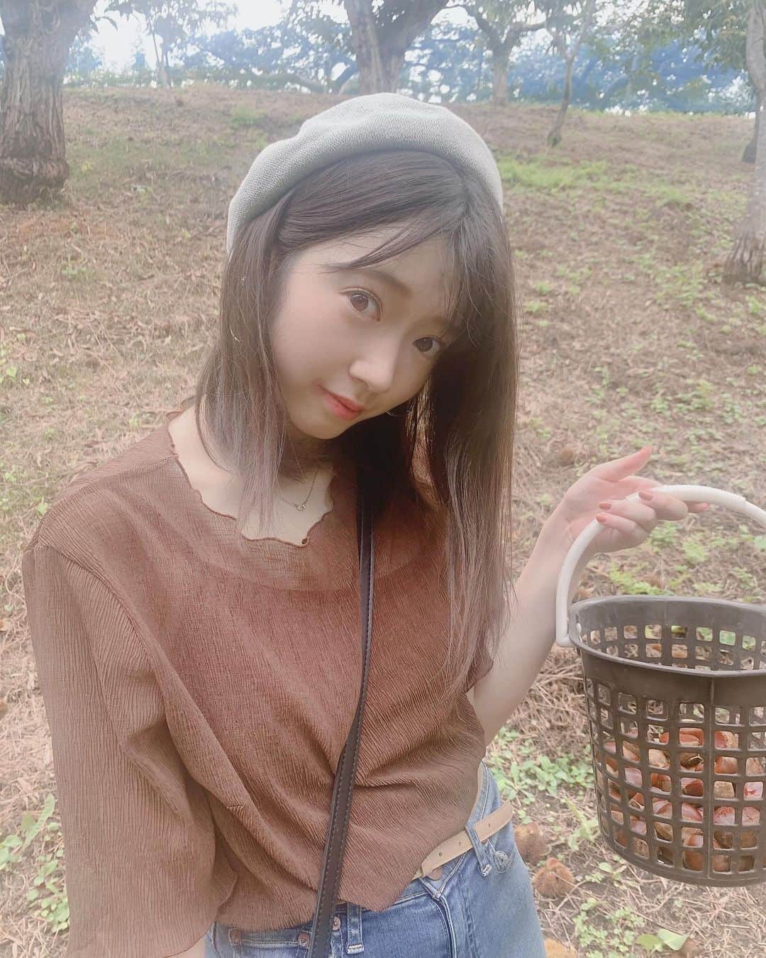 山岸理子のインスタグラム：「* 家族と栗拾いに行った時(*^^*) いっぱいgetしたよ🌰  拾ってる様子は、 ( @tsubakifactory_official)に、 載せますのでぜひ見てね〜〜〜👀  ・ ・ ・ ・ #tsubaki_factory #山岸理子 #栗拾い #栗 #楽しかった #栗ご飯にしたよ #秋 #楽しい」