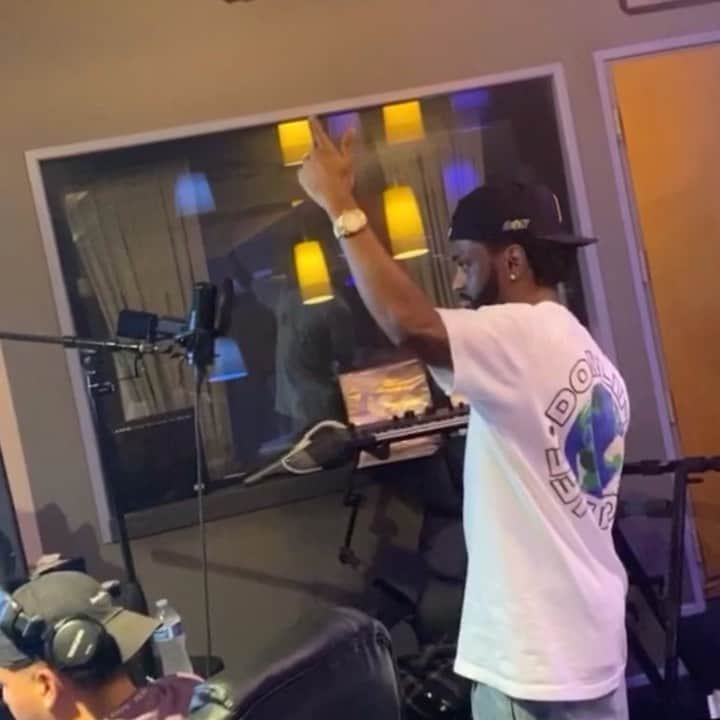 Freddie Gibbsのインスタグラム：「Million Dollars Million Followers bitch that’s not the same. @bigsean @hitboy 🤞🏿🤞🏿🤞🏿#4Thangs」