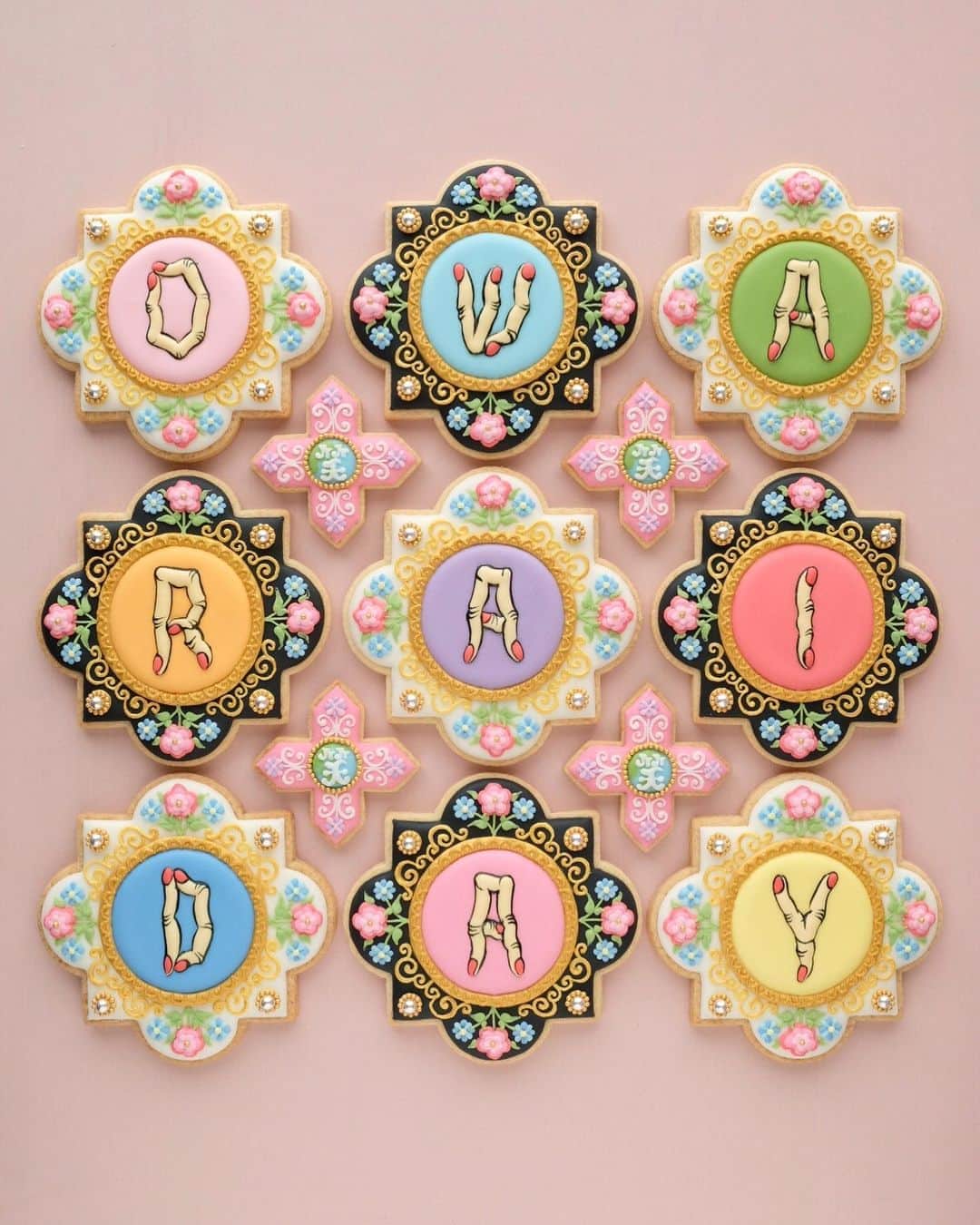 KUNIKAのインスタグラム：「OWARAIDAY cookies🍪🌏❤️🧡💛💚💙💜💖﻿ There will be an 8-hour live comedy TV show on September 26th.﻿ @owaraiday  I made a cookie art for the program name.﻿ Finger font illustration by @nikuguso_taro 🌈🤙﻿ ﻿ 9月26日にTBSで8時間生放送の【お笑いの日】のクッキーアートを制作させて頂きました💛﻿ 指文字のイラストは野性爆弾くっきー！さんです🌈﻿ ロマンチックさと融合させてみたい...!!と思い、お花や飾り模様多めのブローチデザインにしてみました。﻿ 小ちゃな"笑"の地球マークもお気に入りです🌏﻿ @owaraiday ←お笑いの日アカウントでは動画が載っているので、ぜひチェックしていただけたら嬉しいです🤍﻿ ﻿ Special thanx 幸恵さん🤍 @sachi_918 ﻿ ﻿ #お笑いの日 #お笑いの日アート #owaraiday #野性爆弾 #野性爆弾くっきー #artofkunika」