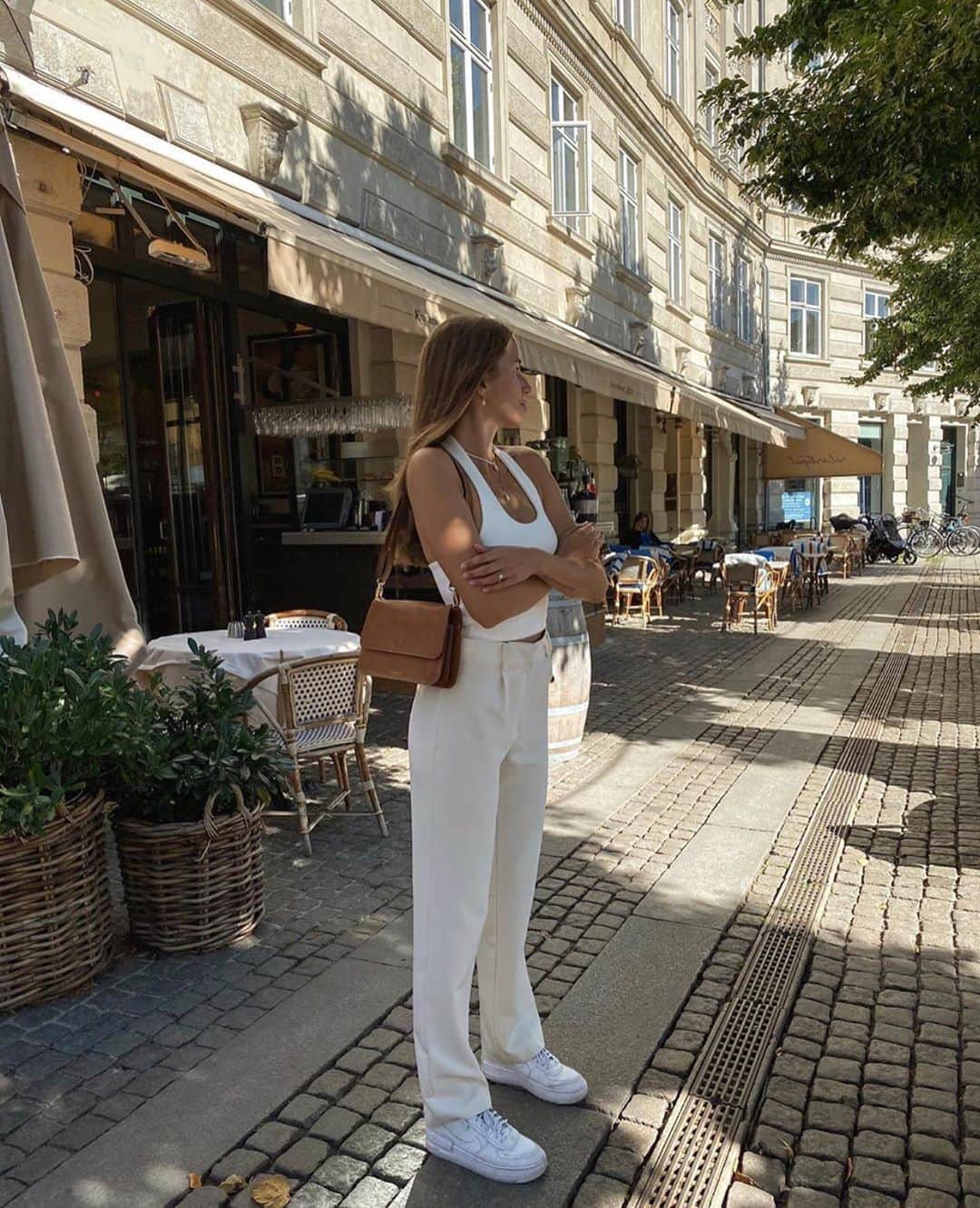 The Horseさんのインスタグラム写真 - (The HorseInstagram)「The Monday bag abroad with @lauralabee,  crafted from smooth Italian tan leather, this style has an expandable accordion shape that makes it super easy to access essentials!」9月24日 16時20分 - the_horse