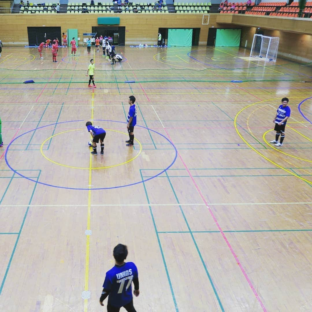 ユニクスのインスタグラム：「#北区シニアフットサル 2020.9.20 #三日目  第五試合 VS 城北 ○8-0(5-0)  第六試合 VS 十条 ○不戦勝3-0  練習試合 VS FC VAMOS ○7-1(6-1)  トータル #5勝1敗  よくパスが回り試合できました✨✨  ファー詰めゴールがたくさん生まれ内容的にも満足です😄💪  次節、12/6  #一生フットサル #フットサル #futsal #ユニクス #ユニクス37 #UNIQS #UNIQS_R-37 #アラフォー #滝野川体育館 #フットサル大会 #フットサルリーグ #北区シニアフットサルリーグ #37歳以上 #オーバー40 #対戦結果 #勝利 #練習試合 #サポーター #応援 #募集中 #負けられない #おじさんたちの戦い #生涯フットサル」