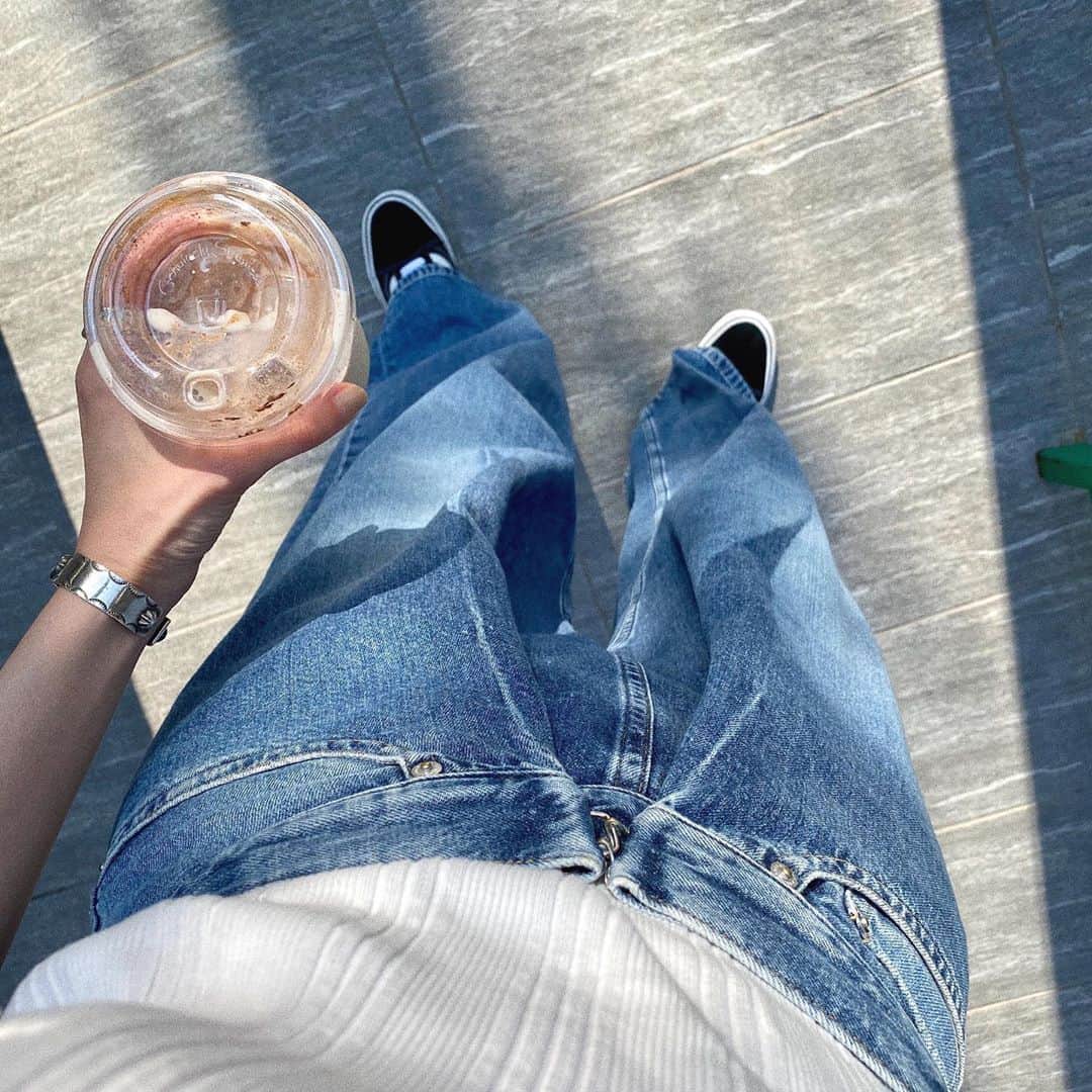落合砂央里さんのインスタグラム写真 - (落合砂央里Instagram)「少し肌寒くなってきましたね🍂 日課になったお散歩には、カラッと晴れて過ごしやすい気候が嬉しい。  1番痩せてる時にウエストを詰めたお気に入りのデニム。 運動不足でキツくなってきました  そろそろジムも通いたいな。 なんて甘い物飲みながら思う。 #矛盾」9月24日 16時31分 - ochiaikun