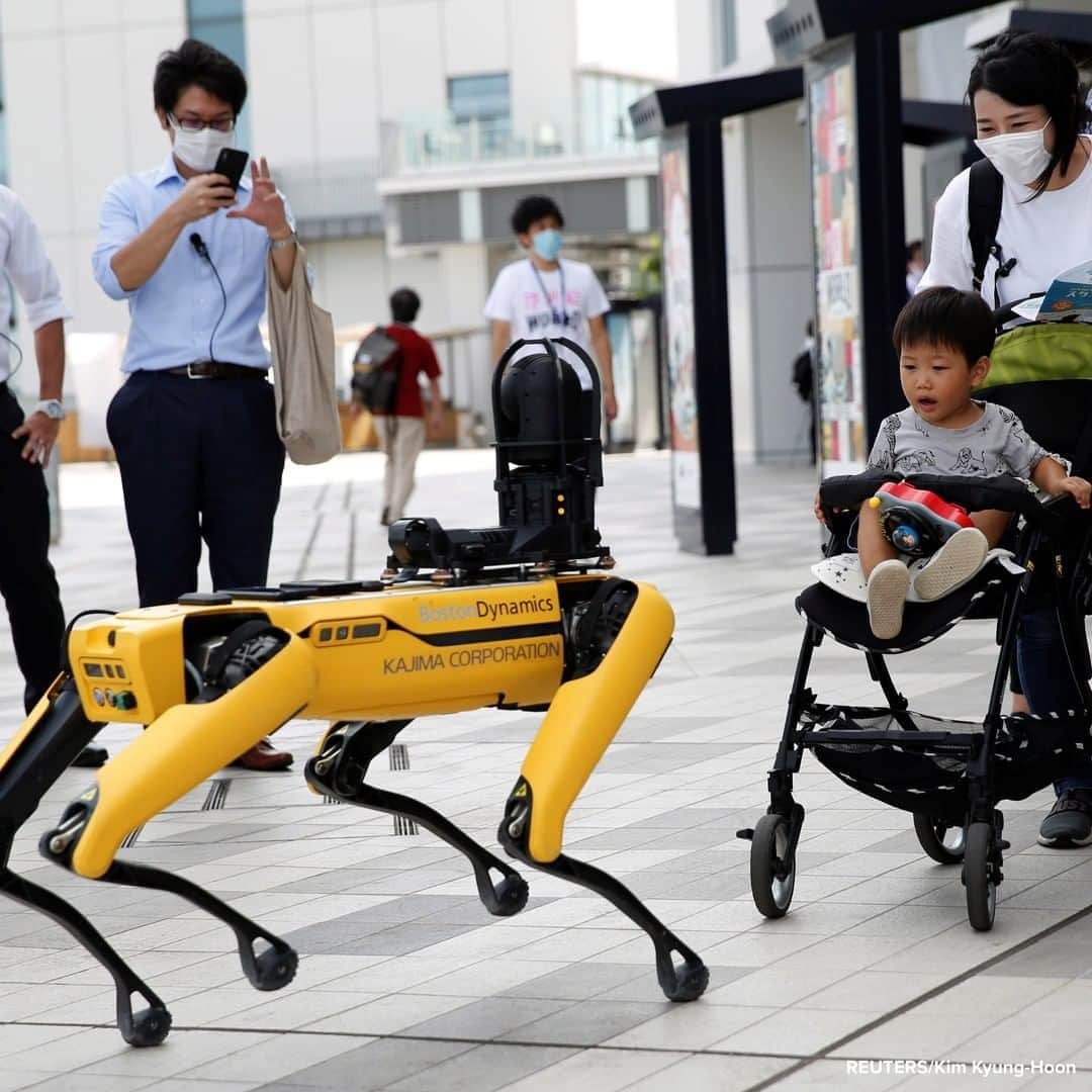 ABC Newsさんのインスタグラム写真 - (ABC NewsInstagram)「Boy in a stroller reacts to Boston Dynamics' four-legged robot Spot during its demonstration at Tokyo Robot Collection, Japan. #robots #robotics #bostondynamics」9月24日 16時33分 - abcnews