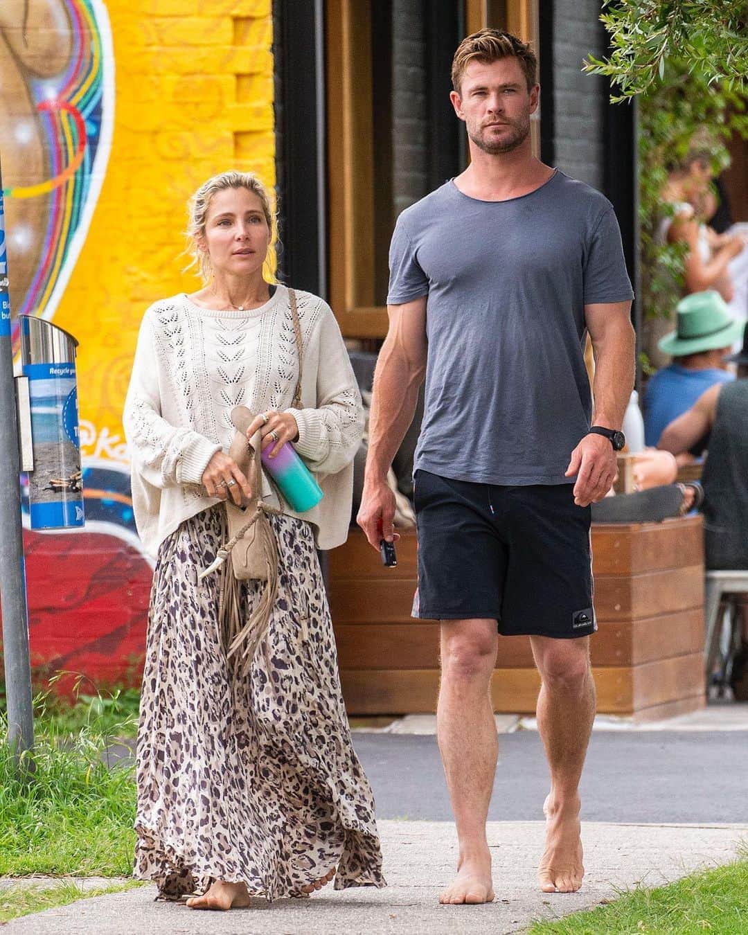 Just Jaredさんのインスタグラム写真 - (Just JaredInstagram)「Chris Hemsworth and wife Elsa Pataky were both seen going barefoot while out for breakfast in Australia on Wednesday. See more on our site now! #ChrisHemsworth #ElsaPataky Photo: Splash」9月24日 16時37分 - justjared