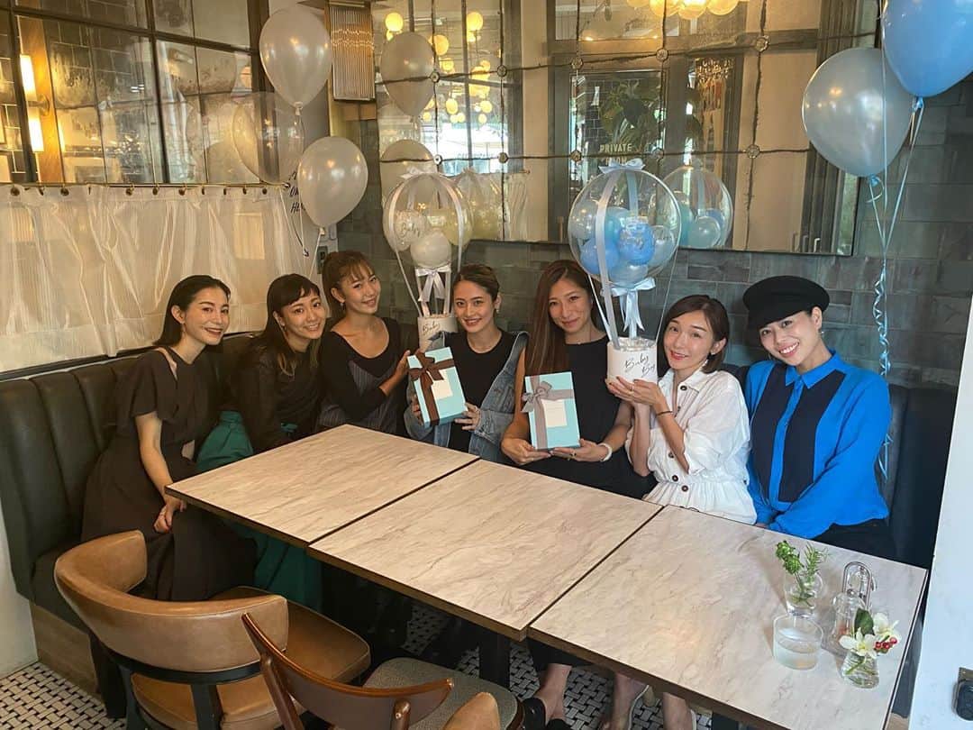 のインスタグラム：「Happy baby shower 🤰💙  妊婦姿が可愛い2人にぴったりの、バルーンとオムツケーキは　@ballowerballoon 🎈 長持ちするバルーンは赤ちゃんが産まれた後も一緒にお部屋に飾れるのぉ🥰  サプライズだったから 2人は感動して泣いてくれて 胸がキューンってなった🥺 お祝いが出来てよかったし ママ友になる日も赤ちゃんに会える日も待ち遠しいよ✨✨ #babyshower #ballowerballoon」