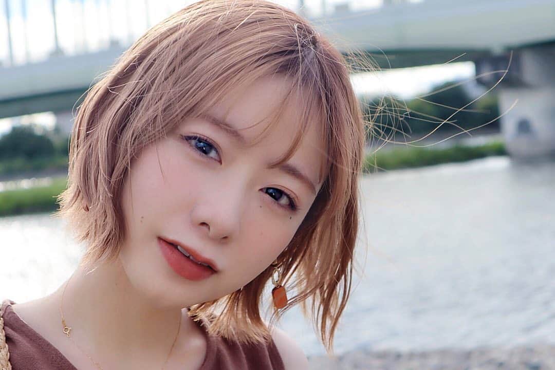 てぃーみきのインスタグラム：「誰？？？って感じの写真載せておく🙄🙄🙄  はやく目治らないかなぁ、、 自分のフルメイク姿、 最近見て無さすぎて忘れてしまった🙂  #どちら様  #この日めちゃめちゃ暑かった」