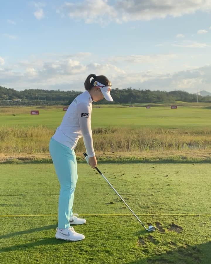 イム・ヒジョンのインスタグラム：「이번엔 화질 좋지요?😋  #klpga #swingtheworld #팬텀클래식 #사우스링스영암cc」