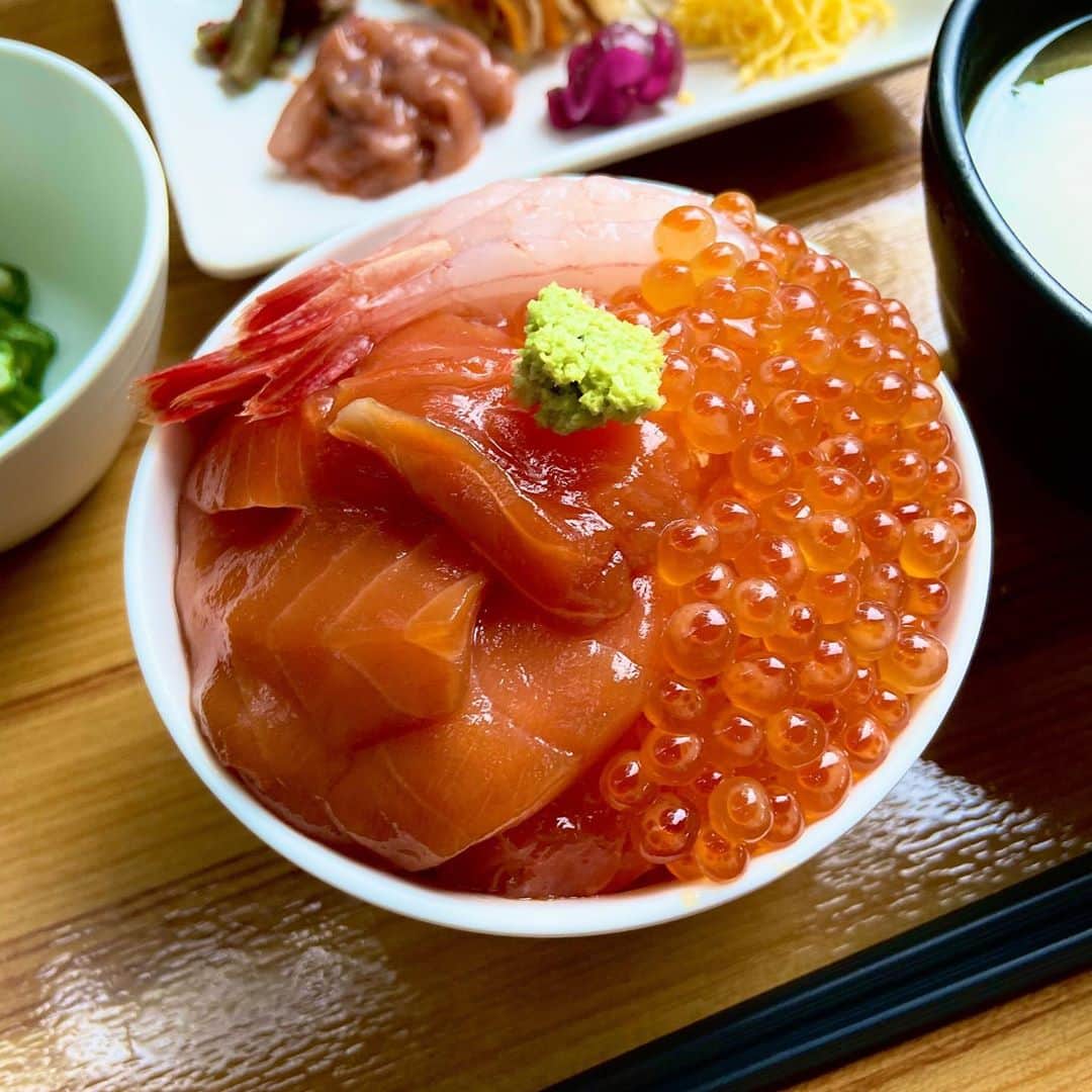 星野リゾート　トマムさんのインスタグラム写真 - (星野リゾート　トマムInstagram)「森のレストラン「ニニヌプリ」の朝食のおすすめは、好みの具材を乗せて味わう「なまら、海鮮丼」🍚！  「3密回避」「衛生管理」の対策を徹底した新しい提供方法で、森のレストラン「ニニヌプリ」の営業をしています。「新ノーマルビュッフェ」のレストランを安心してお楽しみいただきたいと考えています。  The buffet restaurant Nininupuri is open in a new buffet style. We devised a new provision method that thoroughly implemented measures for "three dense avoidance" and "hygiene management". The “Very” Sashimi Rice Bowl is highly recommended!  #星野リゾート #リゾナーレ #リゾナーレトマム #トマム #hoshinoresorts #risonaretomamu #risonare #北海道 #Hokkaido #北海道旅行 #星野集團 #Hokkaidotrip #Japan #japantravel #絶景  #旅行気分 #おうちで旅体験 #旅は魔法 #妄想旅行 #海鮮丼 #Sashimiricebowl #ricebowl ビュッフェ #buffet #ニニヌプリ #Nininupuri」9月24日 16時56分 - hoshinoresorts_tomamu