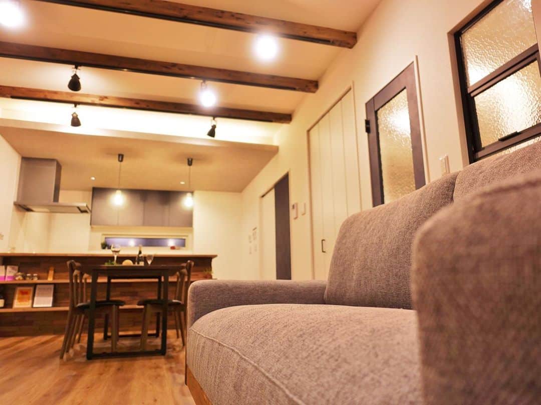 京都建物さんのインスタグラム写真 - (京都建物Instagram)「□■□人気急上昇⤴️カフェスタイル■□■﻿ ﻿ こちらは無垢仕様とは別の仕様の﻿ #モデルハウス です💓﻿ ﻿ LIXIL社製の建材を使用したプランでは﻿ 4つのスタイル別インテリアをご提案しています！💁‍♀️💁﻿ ﻿ 🌵ファクトリーカフェスタイル﻿ 　最近人気のカフェでも多く採用されており、﻿ 　カジュアルで手作り感のある﻿ 　男女問わず人気のスタイルです◎﻿ ﻿ 💍シャビースタイル﻿ 　やわらかく可愛らしい中に﻿ 　丁寧に使い込んだような味わいのあるスタイルです🕊﻿ ﻿ 🧸北欧スタイル﻿ 　北欧テイストの家具が似合う、﻿ 　カジュアルで馴染みやすいスタイルです🐰﻿ ﻿ 📷ヴィンテージスタイル﻿ 　キレイすぎず、程よく無骨な﻿ 　ブルックリンスタイルとも呼ばれる﻿ 　アメリカンヴィンテージなスタイルです😎﻿ ﻿ スタイル別に建具と床材の組み合わせが決まっているので、﻿ 色味の組み合わせの不安が解消され、統一感のある﻿ お洒落なおうちづくりが目指せます🥰﻿ ﻿ ﻿ ﻿ あなたの家が世界で一番素敵な場所であるために。﻿ 京都建物が“理想のあなたの家づくり”をサポート致します！﻿ ﻿ まずは、お気軽に京都建物モデルハウス・コンセプトハウスへお越しください♪﻿ きっと、家づくりのヒントが見つかる有意義な時間が過ごせるはずです！﻿ ﻿ あなたのお越しをお待ちしております♪﻿ ﻿ ﻿ ギャラリーページはホームページから チェック頂けます◎﻿ ■トップページのURLをクリック■﻿ ﻿ 【あなたの家それは世界で一番素敵な場所】﻿ ---------------------﻿ more phots...👉@kyototatemono_﻿ ---------------------﻿ ﻿ 地震に強く、夏は涼しく、冬は暖かくて住み心地の良い、おしゃれな #マイホーム を建てたい！﻿ 今の住まいを自分の好みに建て替えたい！﻿ そんな方は、ぜひ#京都建物　にご相談下さい ↓プロフィール欄からHPに移動できます。﻿ ---------------------﻿ @kyototatemono_﻿ ---------------------﻿ ﻿ お家のあれこれ住まいづくりの﻿ ヒントはこちらで随時更新中❗﻿ ↓↓↓﻿ ----------------------﻿ @_kyototatemono_﻿ ----------------------﻿ ﻿ #京都建物 ﻿ #京都建物株式会社﻿ #注文住宅 ﻿ #自由設計 ﻿ #建築﻿ #住宅デザイン﻿ #京都工務店﻿ #宇治工務店﻿ #interior﻿ #新築分譲地﻿ #宇治市﻿ #子育て ﻿ #住まい ﻿ #新築 ﻿ #新築一戸建て ﻿ #暮らし ﻿ #工務店 ﻿ #マイホーム計画﻿ #内観デザイン﻿ #インテリア ﻿ #リビング﻿ #おうちづくり﻿ #京都分譲地﻿ #京都ランチ﻿ #カフェ﻿ #おしゃれ﻿ #lixil」9月24日 16時54分 - kyototatemono_