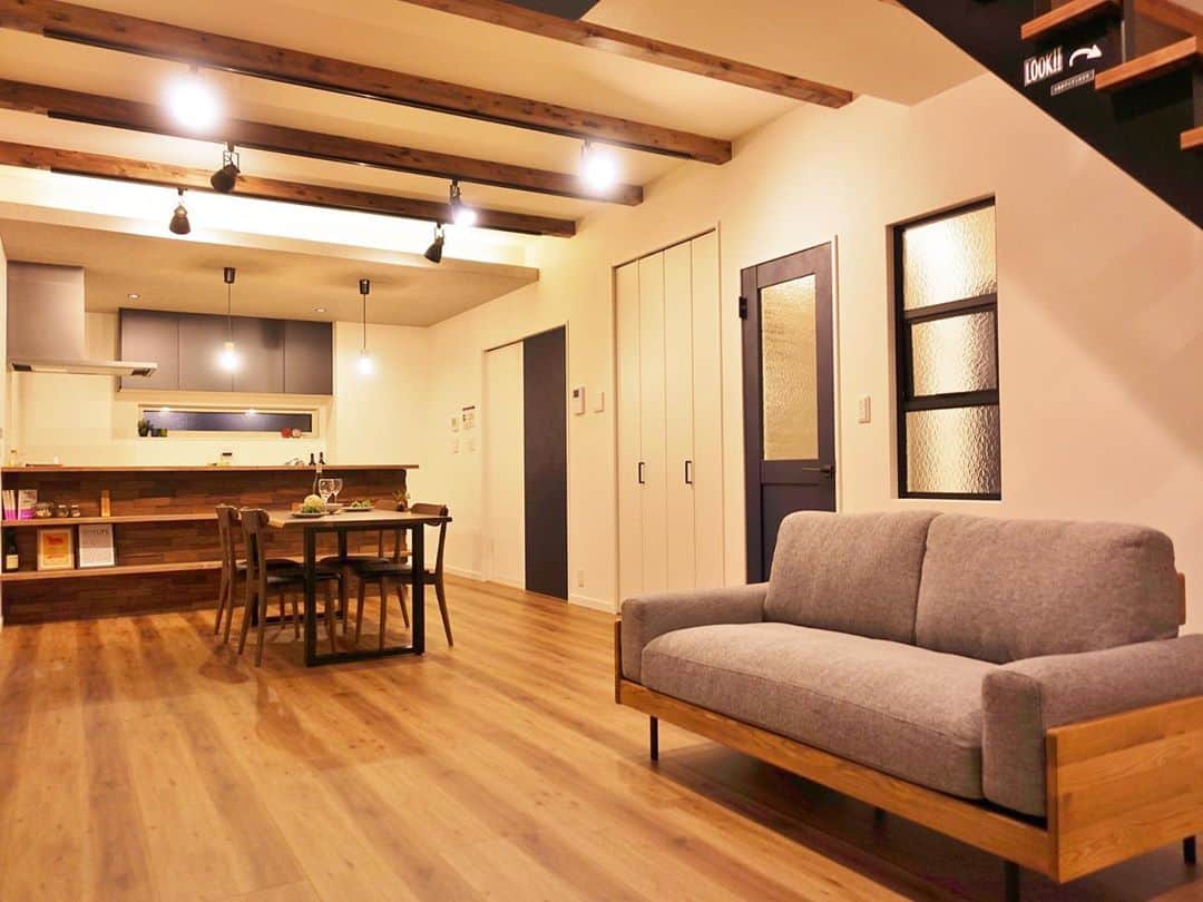 京都建物のインスタグラム：「□■□人気急上昇⤴️カフェスタイル■□■﻿ ﻿ こちらは無垢仕様とは別の仕様の﻿ #モデルハウス です💓﻿ ﻿ LIXIL社製の建材を使用したプランでは﻿ 4つのスタイル別インテリアをご提案しています！💁‍♀️💁﻿ ﻿ 🌵ファクトリーカフェスタイル﻿ 　最近人気のカフェでも多く採用されており、﻿ 　カジュアルで手作り感のある﻿ 　男女問わず人気のスタイルです◎﻿ ﻿ 💍シャビースタイル﻿ 　やわらかく可愛らしい中に﻿ 　丁寧に使い込んだような味わいのあるスタイルです🕊﻿ ﻿ 🧸北欧スタイル﻿ 　北欧テイストの家具が似合う、﻿ 　カジュアルで馴染みやすいスタイルです🐰﻿ ﻿ 📷ヴィンテージスタイル﻿ 　キレイすぎず、程よく無骨な﻿ 　ブルックリンスタイルとも呼ばれる﻿ 　アメリカンヴィンテージなスタイルです😎﻿ ﻿ スタイル別に建具と床材の組み合わせが決まっているので、﻿ 色味の組み合わせの不安が解消され、統一感のある﻿ お洒落なおうちづくりが目指せます🥰﻿ ﻿ ﻿ ﻿ あなたの家が世界で一番素敵な場所であるために。﻿ 京都建物が“理想のあなたの家づくり”をサポート致します！﻿ ﻿ まずは、お気軽に京都建物モデルハウス・コンセプトハウスへお越しください♪﻿ きっと、家づくりのヒントが見つかる有意義な時間が過ごせるはずです！﻿ ﻿ あなたのお越しをお待ちしております♪﻿ ﻿ ﻿ ギャラリーページはホームページから チェック頂けます◎﻿ ■トップページのURLをクリック■﻿ ﻿ 【あなたの家それは世界で一番素敵な場所】﻿ ---------------------﻿ more phots...👉@kyototatemono_﻿ ---------------------﻿ ﻿ 地震に強く、夏は涼しく、冬は暖かくて住み心地の良い、おしゃれな #マイホーム を建てたい！﻿ 今の住まいを自分の好みに建て替えたい！﻿ そんな方は、ぜひ#京都建物　にご相談下さい ↓プロフィール欄からHPに移動できます。﻿ ---------------------﻿ @kyototatemono_﻿ ---------------------﻿ ﻿ お家のあれこれ住まいづくりの﻿ ヒントはこちらで随時更新中❗﻿ ↓↓↓﻿ ----------------------﻿ @_kyototatemono_﻿ ----------------------﻿ ﻿ #京都建物 ﻿ #京都建物株式会社﻿ #注文住宅 ﻿ #自由設計 ﻿ #建築﻿ #住宅デザイン﻿ #京都工務店﻿ #宇治工務店﻿ #interior﻿ #新築分譲地﻿ #宇治市﻿ #子育て ﻿ #住まい ﻿ #新築 ﻿ #新築一戸建て ﻿ #暮らし ﻿ #工務店 ﻿ #マイホーム計画﻿ #内観デザイン﻿ #インテリア ﻿ #リビング﻿ #おうちづくり﻿ #京都分譲地﻿ #京都ランチ﻿ #カフェ﻿ #おしゃれ﻿ #lixil」