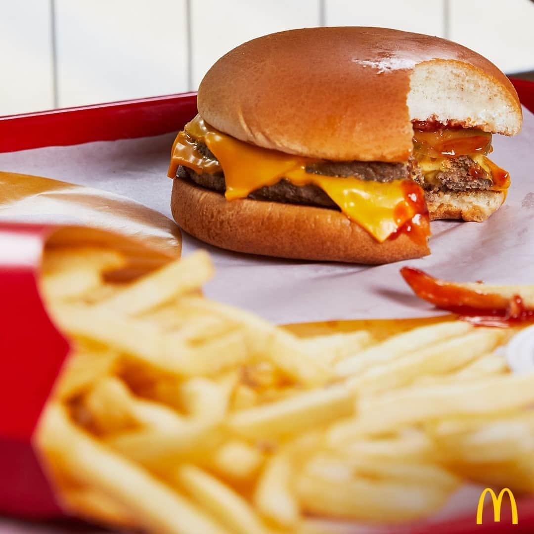 McDonald's Philippinesのインスタグラム：「Seeing double dahil sa gutom? 👀 Double Cheeseburger Meal lang ang sagot dyan!  Order it for your next dinner via McDo Drive-Thru, Take Out, or Pick-Up. You can also get it via the McDelivery PH App, at website, McDo Messenger or call 8888-6236 (for NCR).」