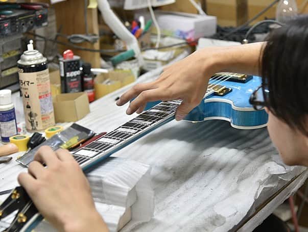 Deviserさんのインスタグラム写真 - (DeviserInstagram)「【SeventySeven JTシリーズのEXRUBATO-CTM-JT間もなく完成！】  Bacchus Craft シリーズ、Headway Japan Tune-Upシリーズを手がける「 Workshop Deviser Guitars」の職人たちがお贈りする「SeventySeven Japan Tune-Upシリーズ」。  その「SeventySeven Japan Tune-Upシリーズ」より、9月発売予定とお伝えしてきた新製品「EXRUBATO-CTM-JT」ただいま職人たちによって組込の真っ最中！完成間近です！    フレイムメイプルボディが特徴のEXRUBATO-CTM-JT。メイプルネックとのマッチングにより、適度に硬質で粒が立ちコードワークでも綺麗に音が分離するサウンドを出力します。  詳細は製品ページをご覧下さい◎  製品ページはこちら↓ https://www.deviser.co.jp/seventyseven/product/jt/exrubato/exrubato-ctm-jt  #ディバイザー #SeventySeven #飛鳥 #松本 #ギター」9月24日 16時59分 - deviser2016