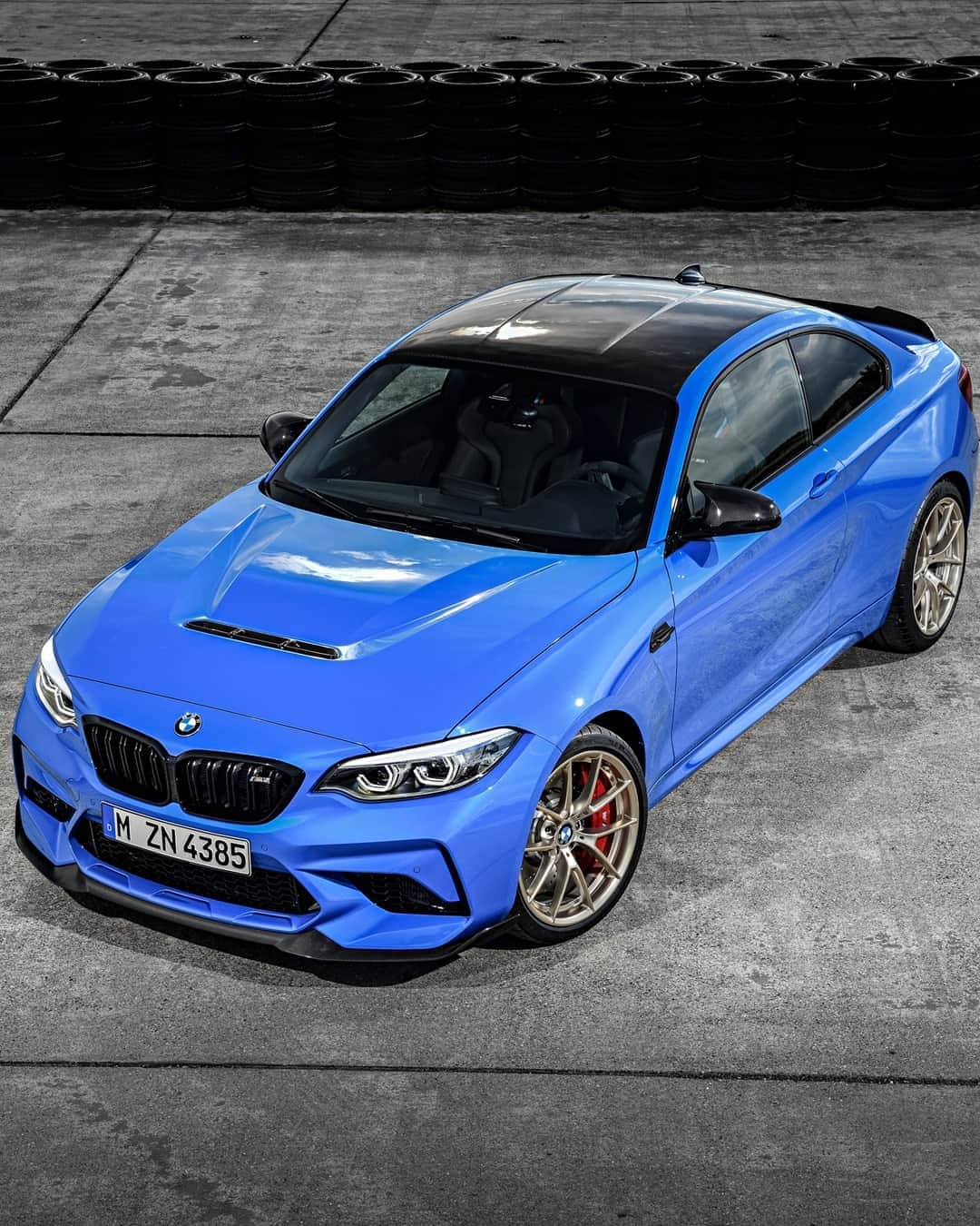 BMWのインスタグラム：「Resting beast face. The BMW M2 CS.  #TheM2 #BMW #M2 #MPower @BMWM  __ BMW M2 CS: Fuel consumption in l/100 km (combined): 10.4–10.2 [9.6–9.4]. CO2 emissions in g/km (combined): 238–233 [219–214]. Further information: www.bmw.com/disclaimer.  	 Acceleration (0-100 km/h): 4.2 s [4.0 s]. Power: 331 kW, 450 hp, 550 Nm. Top speed (limited): 280 km/h.  	 The figures in brackets refer to the vehicle with seven-speed M double-clutch transmission with Drivelogic. T」