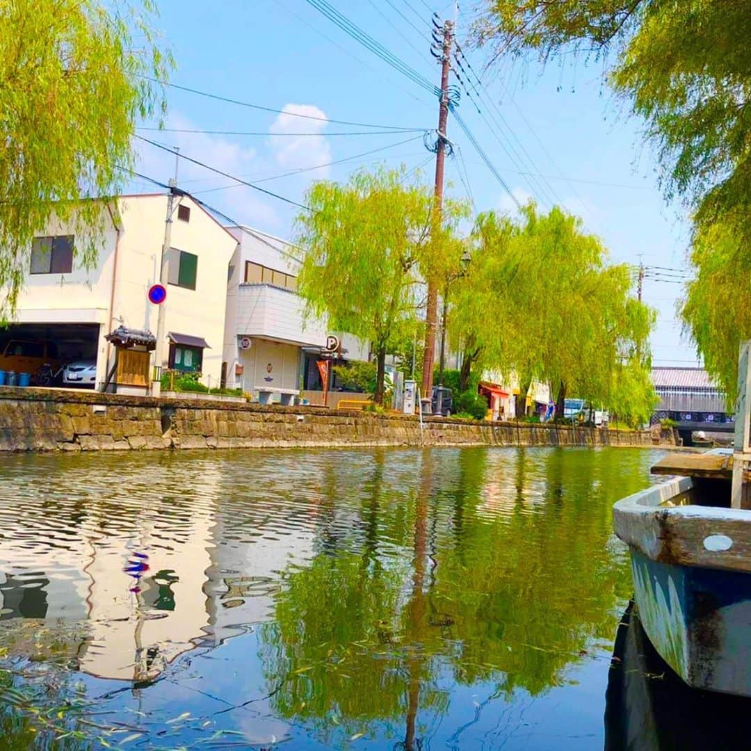 九州電力さんのインスタグラム写真 - (九州電力Instagram)「柳川の名物、どんこ舟で川下り🛶⁣ .⁣ 水の都として有名な柳川エリア🌱⁣ どんこ舟から川沿いの柳や、昔ながらの街並みを眺めることができるんですよ👀✨⁣ .⁣ 📍柳川市⁣ 🚃西鉄福岡（天神）から電車で約50分⁣ .⁣ ※写真は過去に撮影されたものです。⁣ 気兼ねなくお出かけできる日が来るまで、お届けする九州の風景が、皆さまの元気や癒しになれば幸いです🍀⁣ 九電グループでは、「あしたプロジェクト～あしたを、しんじて、たすけあおう～」を展開しています。詳しくは、HPをご覧ください✨⁣ .⁣ 現在九州電力では、SNSに関するアンケート調査を実施しております。⁣ 回答いただきました方から抽選で100名様に、Amazonギフト券500円分をプレゼントいたします。⁣ 詳しくは、プロフィール欄をご覧ください。⁣ .⁣ #九電 #kyuden #九州の灯り #九州ぐらむ #広がり同盟 #九州旅行 #九州 #九州愛 #kyushu #福岡 #fukuoka #ふくおか #fukuoka_camera #柳川市 #柳川 #yanagawa#柳川川下り #川下り #お堀巡り #水郷 #水の都 #城下町 #電線 #電線と空 #電線のある風景#電柱 #電柱と空 #電柱のある風景 #電柱電線 #あしたプロジェクト」9月24日 17時01分 - kyuden_official