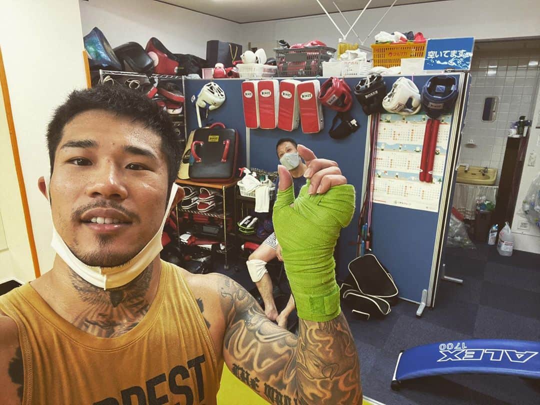 中村寛のインスタグラム：「会長捕まえた🤏 追い込み順調🥊 . . . #格闘技 #rise #deep #rizin  #キックボクシング #kickboxing  #workout #training  #追い込み #練習 #bkgym  . .」