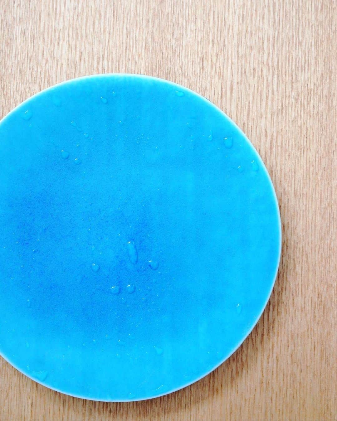 徳永有美さんのインスタグラム写真 - (徳永有美Instagram)「こんなに美しい色のお皿を頂きました。大好きな空色。 空色という表現では足りない気がして調べてみたら「露草色」という呼び方がありました。つゆくさいろ。これまた綺麗な響き。 どんな料理をのせようかな。 愉しみふくらみます😊  #お皿  #空色  #露草色」9月24日 17時04分 - yumi_tokunaga.official