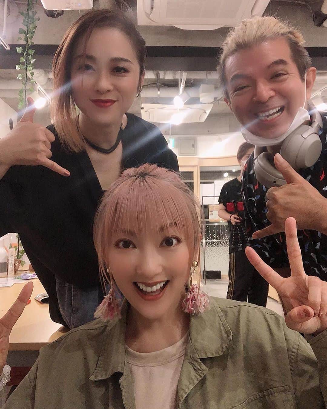 のインスタグラム：「大心友ZOOCOの狛江ラジオゲスト出演❣️後日ムネまりチャンネルでも❣️ ・ ・ お楽しみいただる様に 絶賛編集中です‼️😆😆🎉✨ ・ ・ メッセージやリクエストを下さいましたリスナーの皆様💖✨ ありがとうございました😂🙏💖✨ ・ ・ ディレクターの吉田さん✨ 名古屋ディレクター✨ 会いに来てくれた😂www 別曜日のパーソナリティであり イラストレーターの野崎淳之介さん✨ 偉大な音楽プロデューサーでムネまりチャンネルもプロデュースしてくれている YANAGIMANさん✨ いつも撮影、編集してくれている たいしくん✨ 皆々様お疲れ様でした😘✨ ・ ・ 再放送が今日の24時OUR TIME内であります✨ 聴き逃した方は是非❣️ リスラジ、サイマルラジオで全国どこからでも聴けますよ〜😆✨ ・ ・ #zooco @zooco1225  #yanagiman @yanagiman1109  #狛江ラジオ  #youtube  #ムネまりチャンネル  #グッドボタン👍 #チャンネル登録お願いします 🛎✨ #プロフィールから飛べまーす ❤️ #山田まりや #ムネくん #親子 @central_official_  #小学2年生 #7歳 #男の子 #ママ #hairstyle #color #pink #instagood #instalike #instafashion #instadaily #love #loveislove」