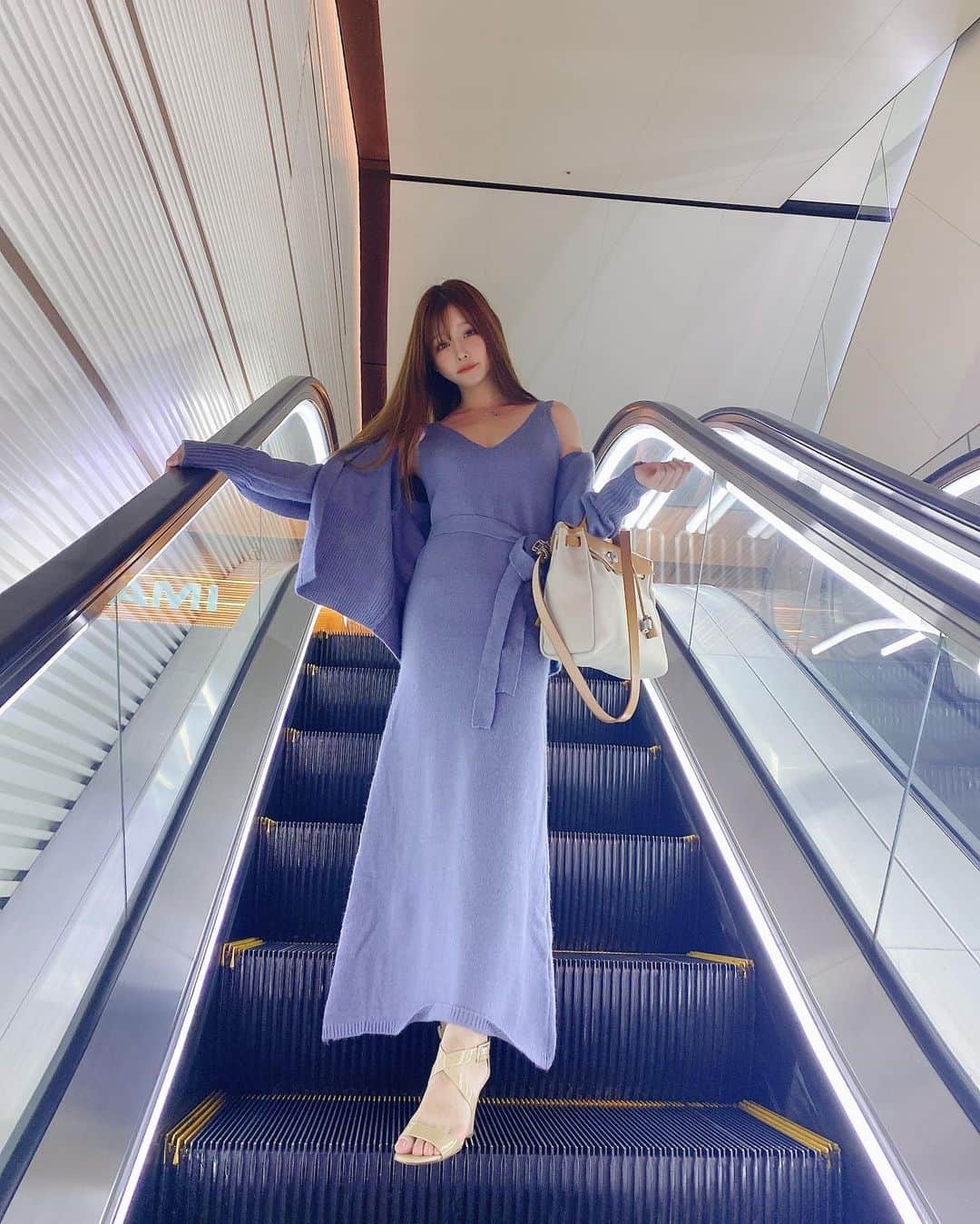 のインスタグラム：「リーズナブルなのに可愛いfifthのお洋服が試着出来るという、スタイリングギャラリーが表参道に出来たみたい @fifth_store  通販のお洋服が実際に手に取って見れるのって良いですよね☺ 秋服大好き💕少しずつ涼しくなってきたし今から長く着れてちょうど良い👍 ブルーのロングニットワンピ可愛くないですかー？ カーディガンもセットで今なら肩出しとかでゆるーく羽織る感じで、もっと涼しくなったらきちっと羽織ってベルト締めてオールインワン風も出来る！ 50%OFFクーポンが出てたのが今の時期とてもありがたいチャンス〜☺  #fifth #fifthtl #フィフス #ソフトタッチキャミワンピニットアップ #ニットセットアップ #星玲奈レコメンド #ワンマイルコーデ#ワンマイルウェア#リラックスコーデ #おうちコーデ#おうちファッション#おうち時間 #shwf #stayhomewithfifth #カジュアル#トレンド#フェミニン #ワンピース#ロングスカート#カーディガン #ガウン#フィットニット#サマーニット#ニット #低身長コーデ #ワンピースコーデ#ニットコーデ#秋コーデ #表参道 #原宿」