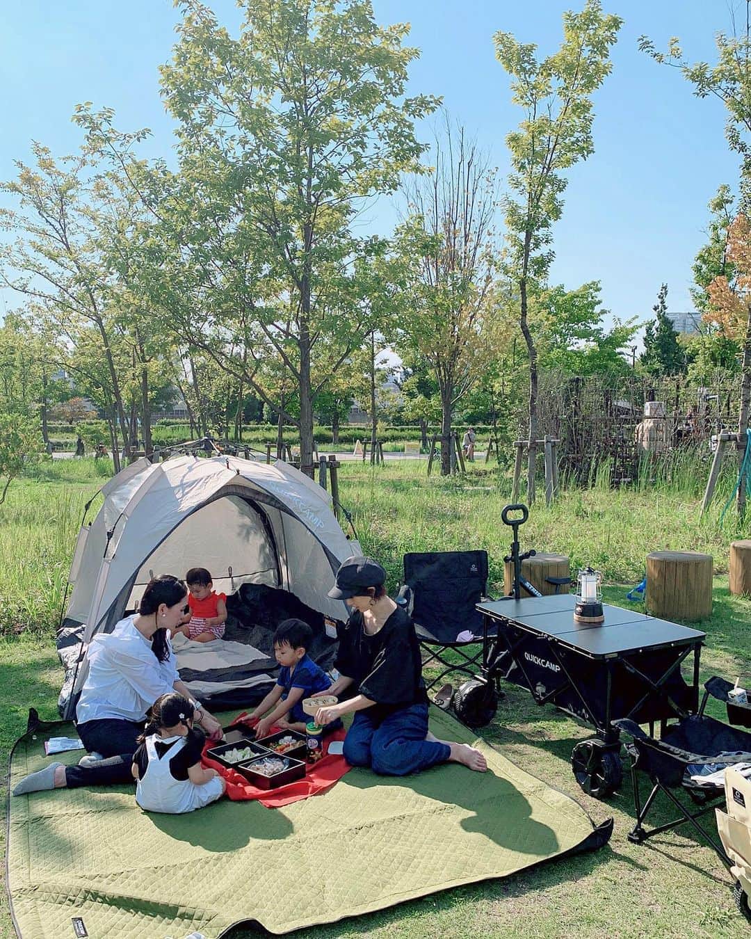 のインスタグラム：「family picnic🌿 連休後半はポカポカ陽気だったので友達家族とピクニックへ🏕☀️ 品川シーズンテラスはとっても広くてBBQもできるし、子供も思う存分走り回れて水遊びまでできる都会のオアシス🌳✨ 久しぶりにお弁当も作って遠足気分で楽しめました🍙  ギアは全て @quickcamp.jp ⛺️ おうちキャンプで使っていたので初めて外に持ち出したけど、ワゴンに入れて楽々運べて簡単に設営できました♪ ピクニックに欠かせないレジャーシートと子供も運べるミニワゴンも導入👦🏻 また @lovetabi_mama の記事で詳しく紹介します！📝  #ピクニック #品川シーズンテラス #アウトドア #キャンプ #クイックキャンプ  #キャンプギア #おうちキャンプ #ギアとqcと私  #quickcamp #lovetabimama」