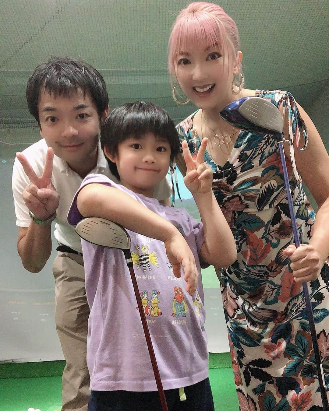 のインスタグラム：「YouTube 54本目❣️親子でゴルフレッスン⛳️🏌️‍♀️🏌️‍♂️✨進化の兆しが😍🎉✨ ・ ・ #スポーツの秋 ゴルフはいかがでしょうか⁉️😆😆✨✨✨ ・ ・ #レッツゴルフ銀座 @letsgolf.ginza  #親子チャレンジ #習い事 #ゴルフ #golf  #楽しい #lesson #レッスン  #youtube  #ムネまりチャンネル  #グッドボタン👍 #チャンネル登録お願いします 🛎✨ #プロフィールから飛べまーす ❤️ #山田まりや #ムネくん #親子 @central_official_  #小学2年生 #7歳 #男の子 #ママ #hairstyle #color #pink #instagood #instalike #instafashion #instadaily #love #loveislove」