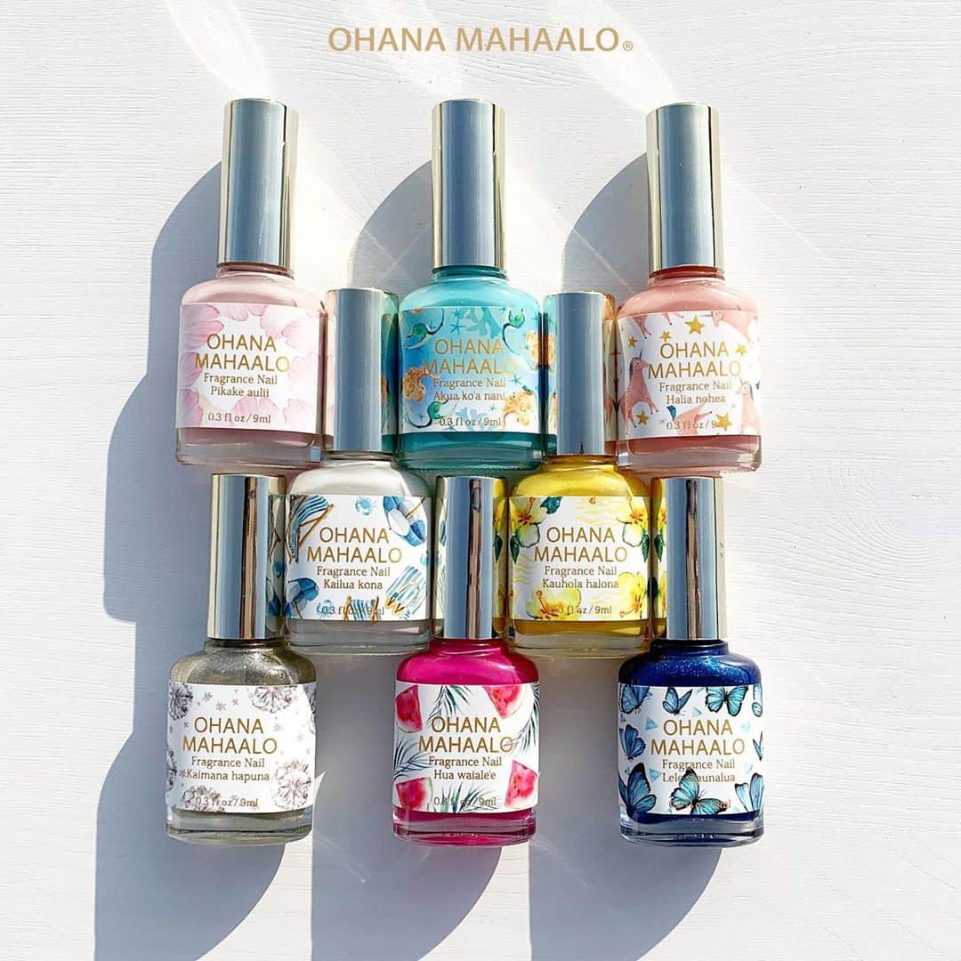 FRAGRANCYさんのインスタグラム写真 - (FRAGRANCYInstagram)「【OHANA MAHAALO】 うるおい♡香りのヴェールでふわっと香る指先へ💅  とろみがあって塗りやすくツヤがあり、 トップコートを塗らなくても まるでジェルのようなぷっくりした仕上がりの #フレグランスネイル 💅  全8種類をラインナップ💁‍♀️ ラベルの絵柄と色だけでなく、香りも8種類❣️ アイディア次第で、自分だけのオリジナルセルフネイルを楽しめます。 ぜひみなさまのオリジナルネイルを見せてくださいね😽 特別な時間をあなたに贈るスペシャルネイル💓  🌸#ピカケアウリィ ONM-10 可憐なジャスミンの花々とバニラが調和する初恋の香り。  🦄#ハリーアノヘア ONM-11 フローラル、アンバーが絡み合い広がるフェミニンな香り。  🏵#カウホラハロナ ONM-12 ホワイトティー、シトラスレモンがパッと花開く鮮やかな香り。  🧜‍♀️#アクアコアナニ ONM-13  リラクセージとジャスミンの優美な波に包まれる香り。  🦋#レレマウナルア ONM-14 ゼラニウムとライラックがきらめきながら舞い踊る香り。  🍉#フアワイアレレ ONM-15 透き通るアクアにフローラルが泳ぐみずみずしい香り。  ⛱#カイルアコナ ONM-16 爽やかなシトラスが風となって吹き抜ける純白の砂浜の香り。  💎#カイマナハプナ ONM-17 モクレンとホワイトムスクが輝きながら花開く美しい香り。  𖤐.⋆.┈︎┈︎┈︎┈︎┈︎┈︎┈︎┈︎┈︎┈︎┈︎┈︎┈︎┈︎┈︎┈︎┈︎┈︎┈︎┈︎┈︎┈︎┈︎┈︎.⋆.𖤐  @ohanamahaalo  @dearlaura_dl  #fragrancyonline #fragrancy #Japan #ohanamahaalo #dearlaura #nail #fragrance #fragrancenail #フレグランシーオンライン #フレグランシー #ディアローラ #オハナマハロ #フレグランス #ネイル #セルフネイル #セルフネイル部 #オフィスネイル #ネイル好きな人と繋がりたい #いい香り #人気の香り」9月24日 17時18分 - fragrancy_online