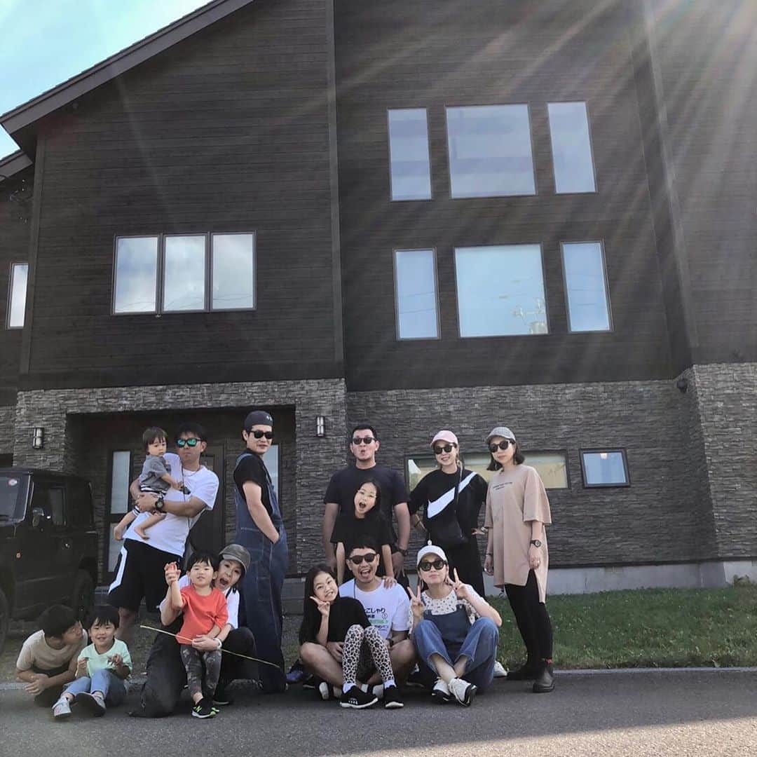 ◆miki◆のインスタグラム：「* * 2020.9.21.22 in niseko 🏘 * 4家族で1泊旅行♡♡  とにかく 夫婦揃いも揃って 癖の強い人が集まり過ぎてました笑 事ある事にボケとツッコミの嵐で 一体誰なの？？ 腹筋は崩壊😂もうチビる寸前  ほんでやっぱり 旅行にはハプニング付き物ですよね☺️  出発前荷物を車に積んでたら 急いでたもんで 前頭葉をおもっきしドアに強打し でっかいタンコブ作ったし  わし自らお米担当立候補🖐🏻 したのにガチで忘れたし なんならビールはちゃっかり買ったのに 子供達の飲み物は忘れたし まぢで忘れ物外来行きだわ😀  0時を回った頃には イントロドン始まるし マイクの奪い合いで3時半まで ジジイとババアが踊り狂う動画は さすがに見せられない🐸  父ちゃん12分間だけ LIVE配信したんだけど お見苦しゅうて申し訳なかったw😂🙏🏻  お宿はまるでテラハのようじゃし最高やった！ 1泊じゃ足りんくて 次は2泊3日でスキー旅行じゃ⛷  #niseko #ニセコカントリーリゾート #kinokawa #trip #旅行」