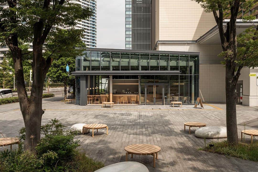 Blue Bottle Coffee Japanさんのインスタグラム写真 - (Blue Bottle Coffee JapanInstagram)「⁠⠀ いよいよ明日 9月25日(金) 朝8時に、ブルーボトルコーヒー みなとみらいカフェが「MARK IS みなとみらい」内にオープンします！⁠⠀ ⁠⠀ 横浜美術館の目の前に位置し、カフェ前のスペースにはブルーボトルコーヒージャパン初の公園を活用した屋外シーティングが広がるみなとみらいカフェ。 ガラス張りの開放的な空間に、曲線やウッド素材が柔らかさを感じさせる心地よいカフェデザインは、ブランドとして初めてご一緒する芦沢啓治建築設計事務所が担当しました。 カフェが位置するエリアを公園として捉え、公園の中心となるシンボルツリーとしてカフェが存在し、その木陰でゲストがゆったりと過ごすことができるような、温かみのある空間をデザインしました。⁠⠀ ⁠⠀ みなとみらいカフェでは、ものづくりの町、新潟県燕市で作られている「不変で不偏」をコンセプトにオリジナルのプロダクトを開発している「GLOCAL STANDARD PRODUCTS」の、”TSUBAME” シリーズとのコラボレートした琺瑯マグカップ「コーヒーキャンプマグ」と、「RevoMax」とコラボレートした炭酸の内圧を逃す仕組みを採用した「ブルーボトル ゴーボトル」を先行で販売いたします。⁠⠀ ⁠⠀ みなさまのお越しをお待ちしております。⁠⠀ ⁠⠀ ⁠⠀ [ みなとみらいカフェ ]⁠⠀ 住所：神奈川県横浜市西区みなとみらい 3-5-1 MARK IS みなとみらい GL 階⁠⠀ アクセス：⁠⠀ ・電車：みなとみらい駅(みなとみらい線)直結⁠⠀ 桜木町駅(JR・市営地下鉄)から「動く歩道」を利用し、徒歩約 8 分⁠⠀ ・バス：桜木町駅から、市営バス156.292 系統で「横浜美術館」下車⁠⠀ 営業時間：8:00−20:00⁠⠀ ⁠⠀ ⁠⠀  @karimoku_official  @karimokucasestudy  @keijiashizawadesign @normarchitects #HelloYokohama⁠⠀⁠⠀ #ブルーボトルコーヒー⁠⠀⁠⠀ #ブルーボトルコーヒーみなとみらい⁠⠀⁠⠀ #BlueBottleCoffee⁠⠀ #BlueBottleCoffeeMinatoMirai」9月24日 17時25分 - bluebottlejapan