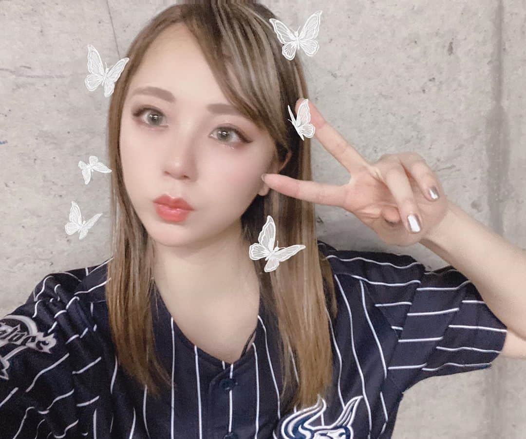 のインスタグラム：「こんばんは！ vs #福岡ソフトバンクホークス 18:00 PLAYBALL🔥🔥🔥 . . 3カード連続の勝ち越し中のBuffaloes。 3タテできますように🙏🏻 一緒をエールを送りましょう🤘🏻 . . 9/26(土) 「BsGirlsオンラインサイン会」 参加対象商品の販売期間は 本日！9月24日(木)22:00までです⚠️ ※販売予定枚数がなくなり次第終了 . 今回のオンラインサイン会の 参加対象商品は  📍CD「Power」（CD ONLY） 📍ナラベル 📍BsGミニアクリルスタンド（CHAL、SAYAKA、INA、NUI）  ヴォーカル4人のアクリルスタンドをぜひGetしてください🤍🤍🤍🤍 . . アメーバブログも更新しています♥️ ぜひチェックしてくださいね😊 . . それでは！ Buffaloesの勝利を願って、、、☆ . . . . #オリックス #オリックスバファローズ #bs2020 #BsGirls #ina_355 #orix #buffaloes #baseball #オリ姫 #プロ野球 #野球好きな人と繋がりたい #野球好き #野球女子 #야구 #パリーグ  #野球  #野球観戦 #フォロー #自撮り #セルカ #ハイライト #ヘアカラー #ブリーチ #ストレートヘア」