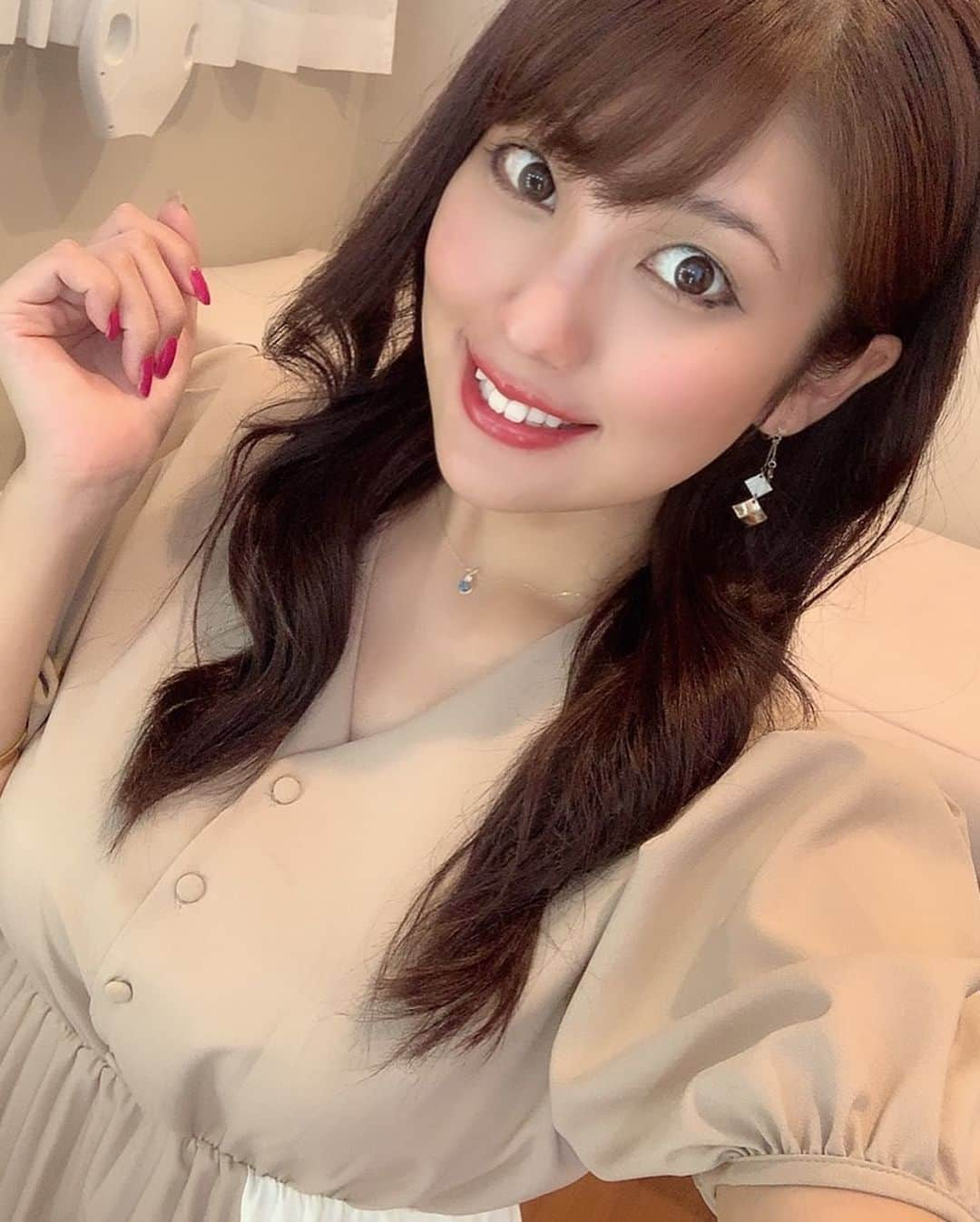 神谷麻美さんのインスタグラム写真 - (神谷麻美Instagram)「@platinum_beauty_ginza﻿ で、#ホワイトニング を受けてきたよ💞﻿🥰✨ すごく白くなったよ〜🦷🥰💕👱🏻‍♀️💕  銀座店、新宿西口店は、チケット併用可能だから、 その日の予定に合わせて好きな方に行けるから凄く楽チン😆🎵 買い物ついで、ご飯ついでに気軽に行けちゃうね🙋‍♀️✨  『あさみすのインスタ見たよ👍』﻿ で業界唯一の﻿《歯科メーカー・歯科医院連携》﻿ 白さを保証するホワイトニング専門店で、﻿ 【初回限定価格】にて受けれるよ!!  お問い合わせは、﻿ 【プラチナムビューティー銀座本店﻿】 050-5372-4462﻿ @platinum_beauty_ginza﻿ ﻿ #銀座オフィスホワイトニング #美容銀座 #プレミアムホワイトニング #銀座人気店 #銀座ホワイトニング」9月24日 17時29分 - asamice428