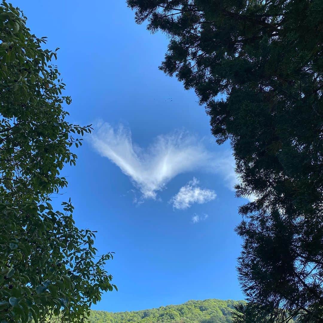 柴田紗希さんのインスタグラム写真 - (柴田紗希Instagram)「ハートが２つ たまたま空を見上げるといる雲は いつも何かちょっとだけ意味がある気がする♡♡ 照らしてくれてるようなね☺️」9月24日 17時30分 - shibasaaki