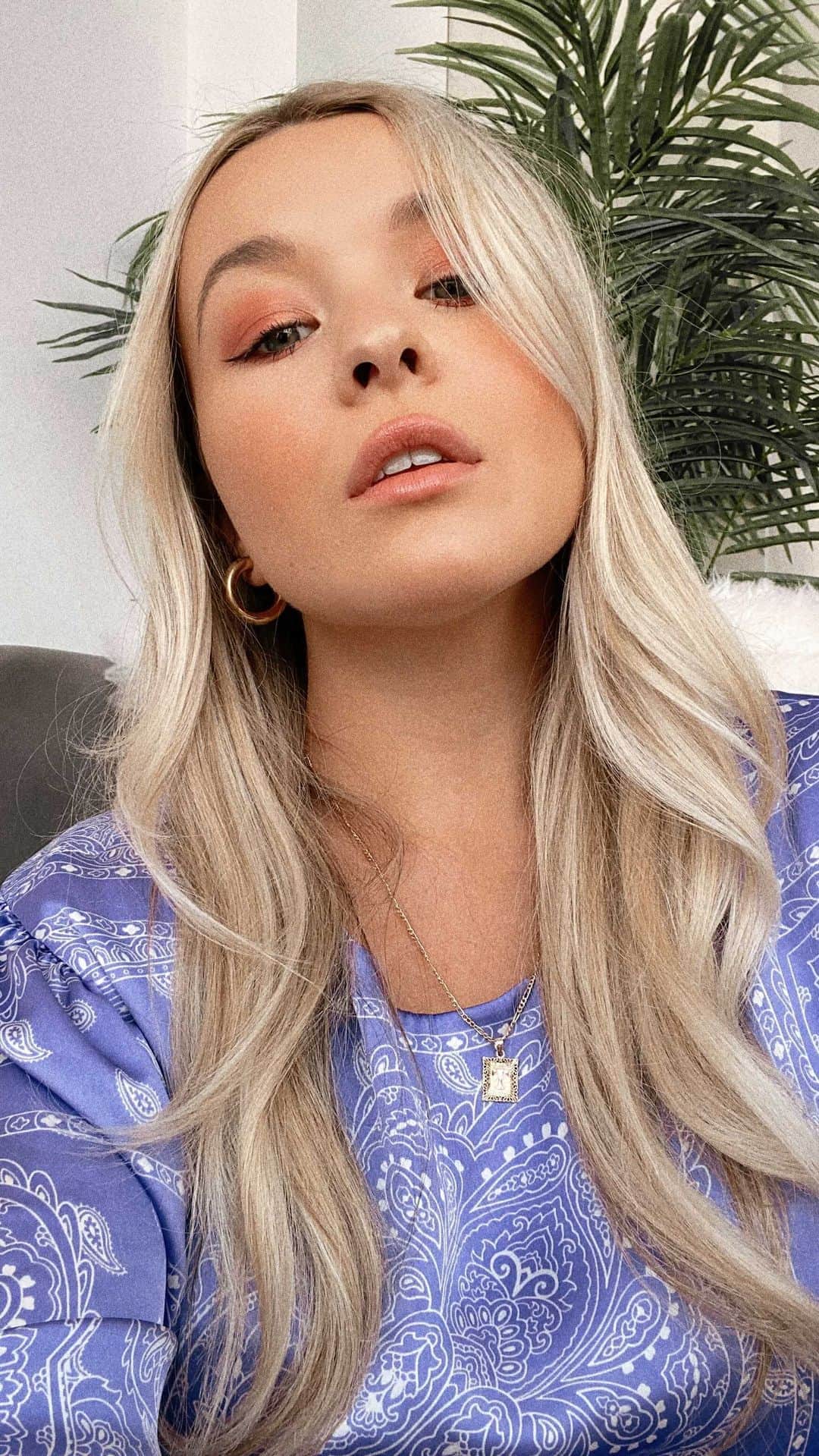 トーリ・ウェブスターのインスタグラム：「💇🏼‍♀️ new hair reveal!!!! the goal was white platinum Barbie hair 💅🏻👀✌🏻   thank you hair wizard @jasonleehair ✨ #hairtransformation #balayagehair #platinumblonde #haircolor  #blondebalayage」