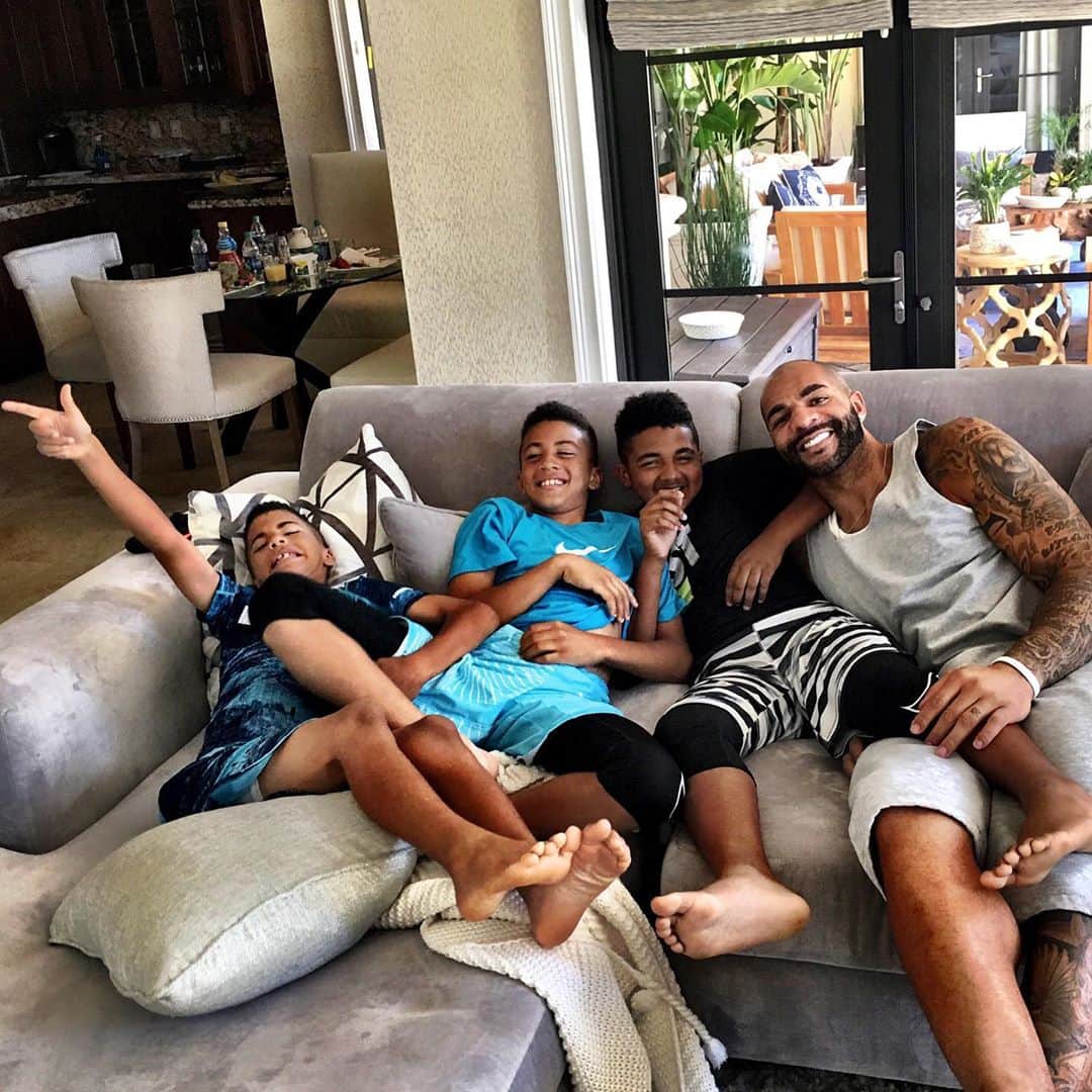 カルロス・ブーザーのインスタグラム：「Loungin’ Wit The Boyz... #tbt #HOLDAT」