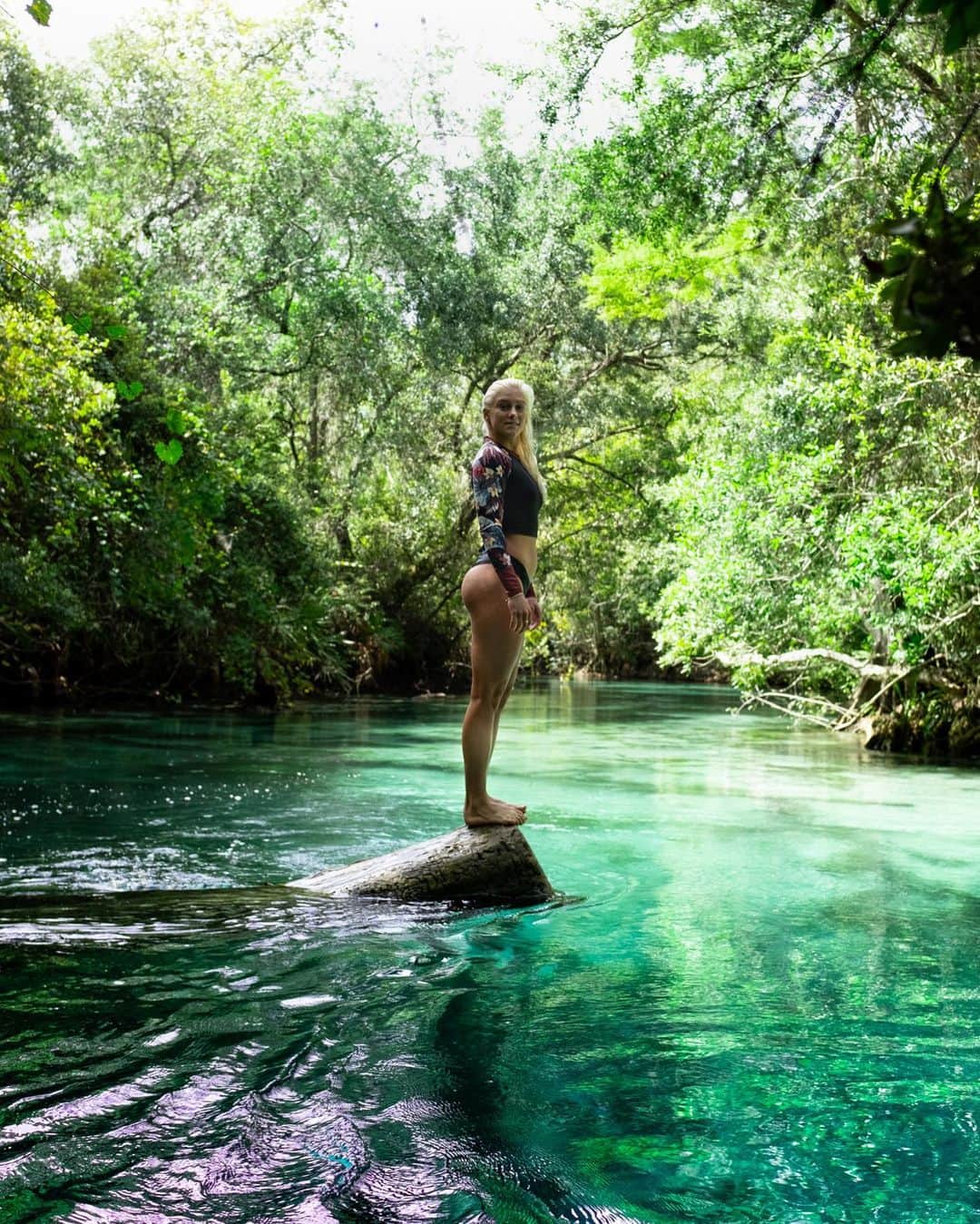 タティアナ・ウェストン・ウェブのインスタグラム：「💧🤍 I will always find my way back to a source of water ✨ // sempre acho um cantinho com água 💧✨🤍 foto: @jesse_mendes」