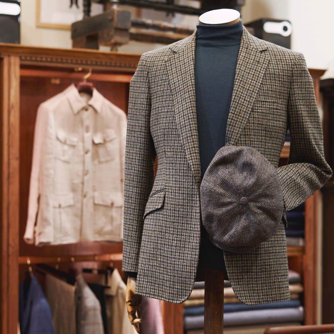 のインスタグラム：「Shop the latest Autumn Winter ready to wear in store at 11 Savile Row. Browse the collection of heritage separates, reimagined for modern living  Can't make it to Savile Row, why not enjoy Huntsman at Home and shop the collection online? Connect live with our expert Client Mangers via our new online shopping assistant @heroapp. Our team will be on hand to offer advice on styling and fit, and even help you to reimagine the pieces you love with our Made To Order Service. This new service allows you to create one off garments from our ready to wear collections, with a choice of over 1,000 different cloths.   Discover more now via the link in bio  #huntsmanAW2020 #huntsmanmadetoorder #bethehuntsman #huntsmanathome #huntsmanheritage #huntsmansavilerow #huntsmannewyork #huntsmanseparates #readytowear #autumnwinter2020 #autumnwinterstyle #menswear #tailoring #tailored #bespoke #sartorial #britishdesign #savilerow #luxuryretail」