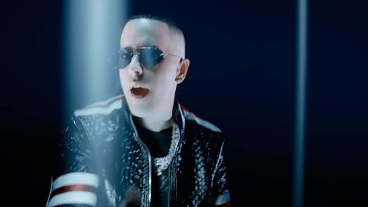 ヤンデルのインスタグラム：「#NoTeVayas @jbalvin #QuienContraMiParte2 #QCM2 🎥 @elasticpeople / (link en el bio)」