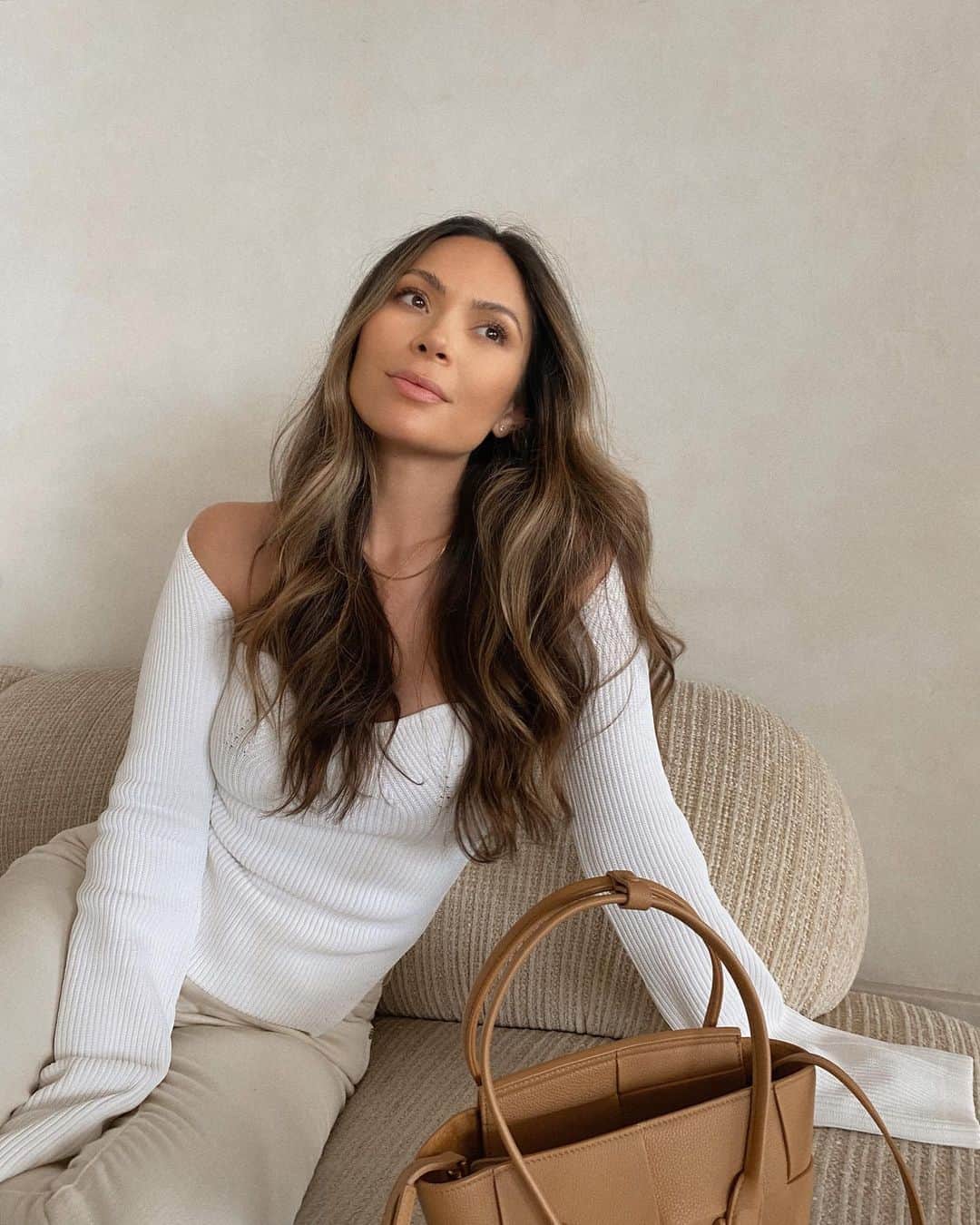 Marianna Hewittのインスタグラム：「I think my sleeves are too long」