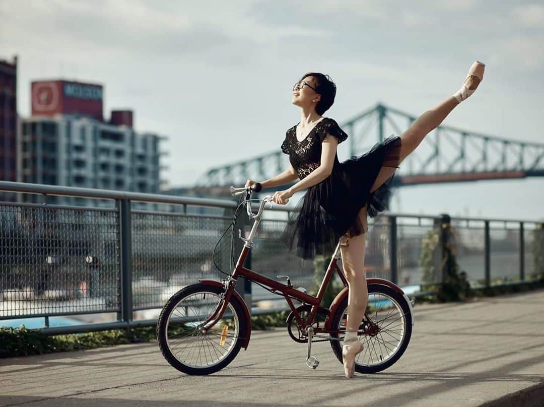 のインスタグラム：「Throw back to June!!!🤓🚲✨ It was a joy after 4 months of quarantine🤩🌈 Thank you @kravetzphotographics 📸 and @grandsballets 🙏✨ . . . . #tbt#bike#yellow#glasses#funny#sunglasses#canada#montreal#mtl#grateful#happy#outside#dance#dancephotography#photoshoot#ballet#ballerina#summer#beautiful#weather#worldwideballet#thankyou#fun#バレエ#自転車#サングラス#写真#撮影#感謝#ありがとう」