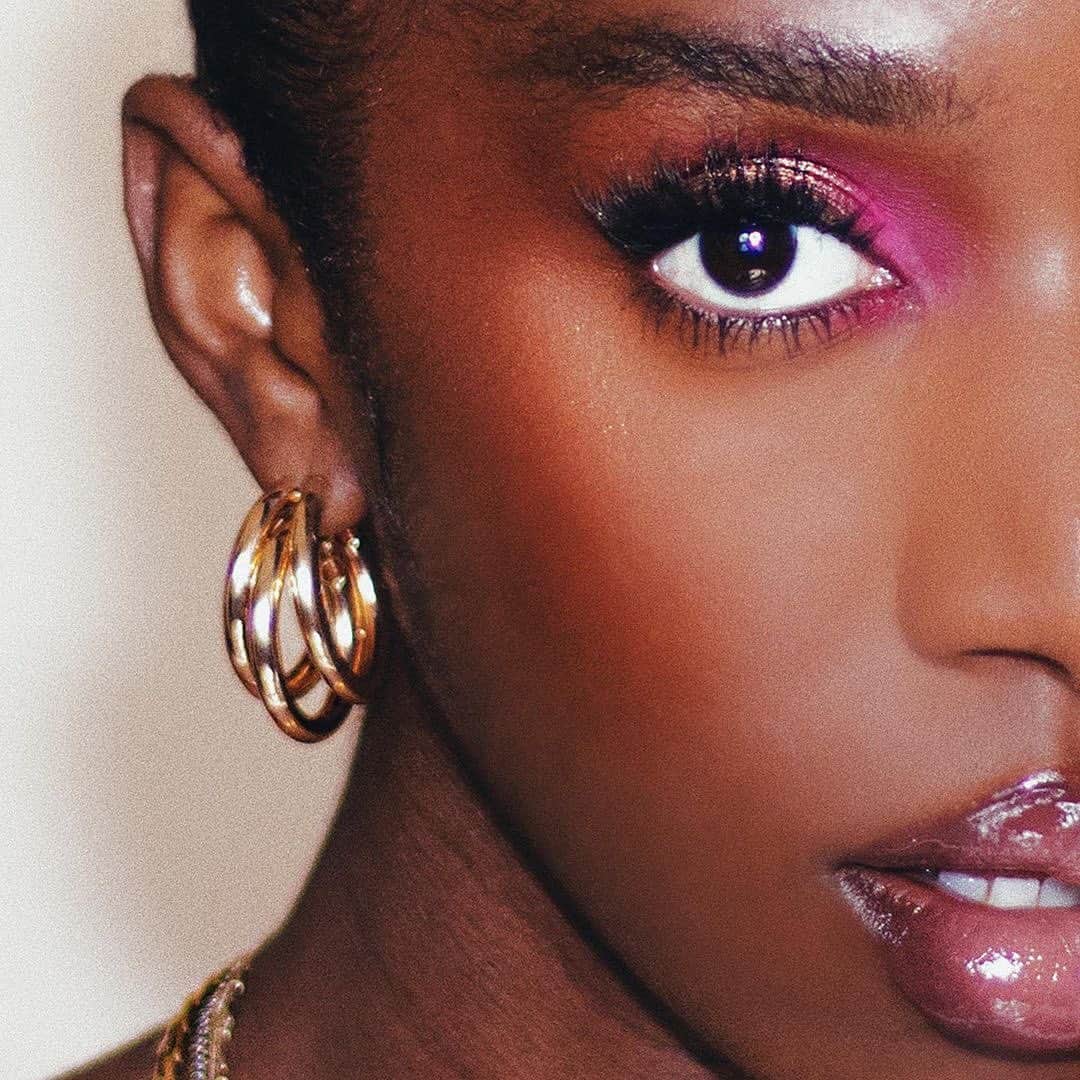 ELLE Magazineさんのインスタグラム写真 - (ELLE MagazineInstagram)「The beauty industry is in the midst of a reckoning. This summer, following an outcry from consumers, a slew of brands began broadening their offerings and campaigns to be more inclusive. But Black women are calling for a movement not a moment. At the link in bio, beauty influencers @cocoaswatches, @monicastylemuse, @makeupforwomenofcolor, @yagirltoomuch and @thejessiewoo discuss how major beauty brands can do better and what Black-owned businesses they're shopping now.」9月25日 3時36分 - elleusa