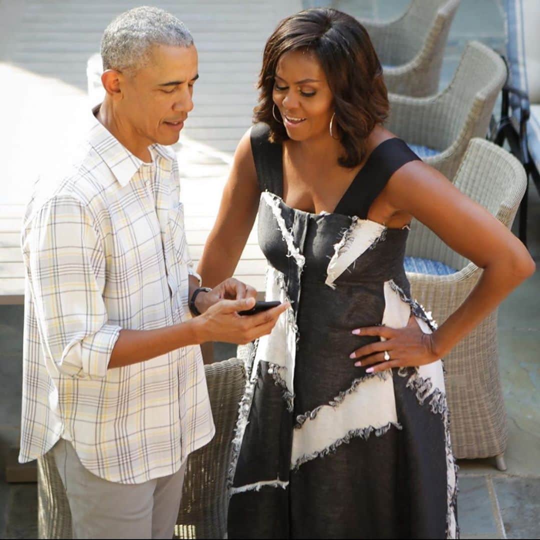 ラグ&ボーンのインスタグラム：「REPOST: Barack Obama in the beach shirt. Send him a text, let him know how great he looks and don't forget to register to vote.  @barackobama」